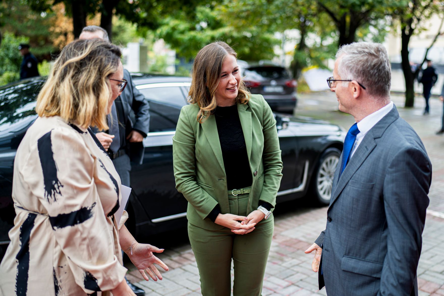Am 6. Oktober 2025 setzte Bundesminister Claudia Plakolm (m.) ihre Westbalkantour fort. Im Bild bei einem Arbeitsgespr&auml;ch mit dem Stellvertretenden Ministerpr&auml;sident der Republik Kosovo Besnik Bislimi (r.) und Staatssekret&auml;rin Neva Gra&scaron;ič (l.).