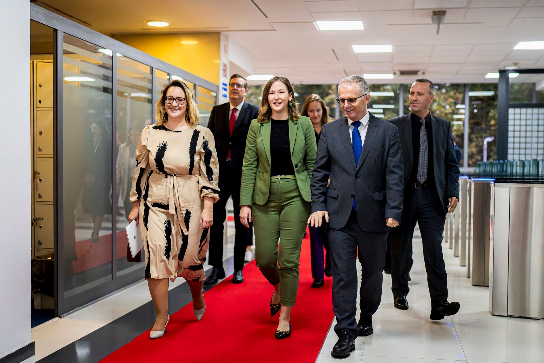 Am 6. Oktober 2025 setzte Bundesminister Claudia Plakolm (3.v.l.) ihre Westbalkantour fort. Im Bild bei einer Pressekonferenz mit Europaminister Orhan Murtezani (2.v.r.) und Staatssekret&auml;rin Neva Gra&scaron;ič (l.).