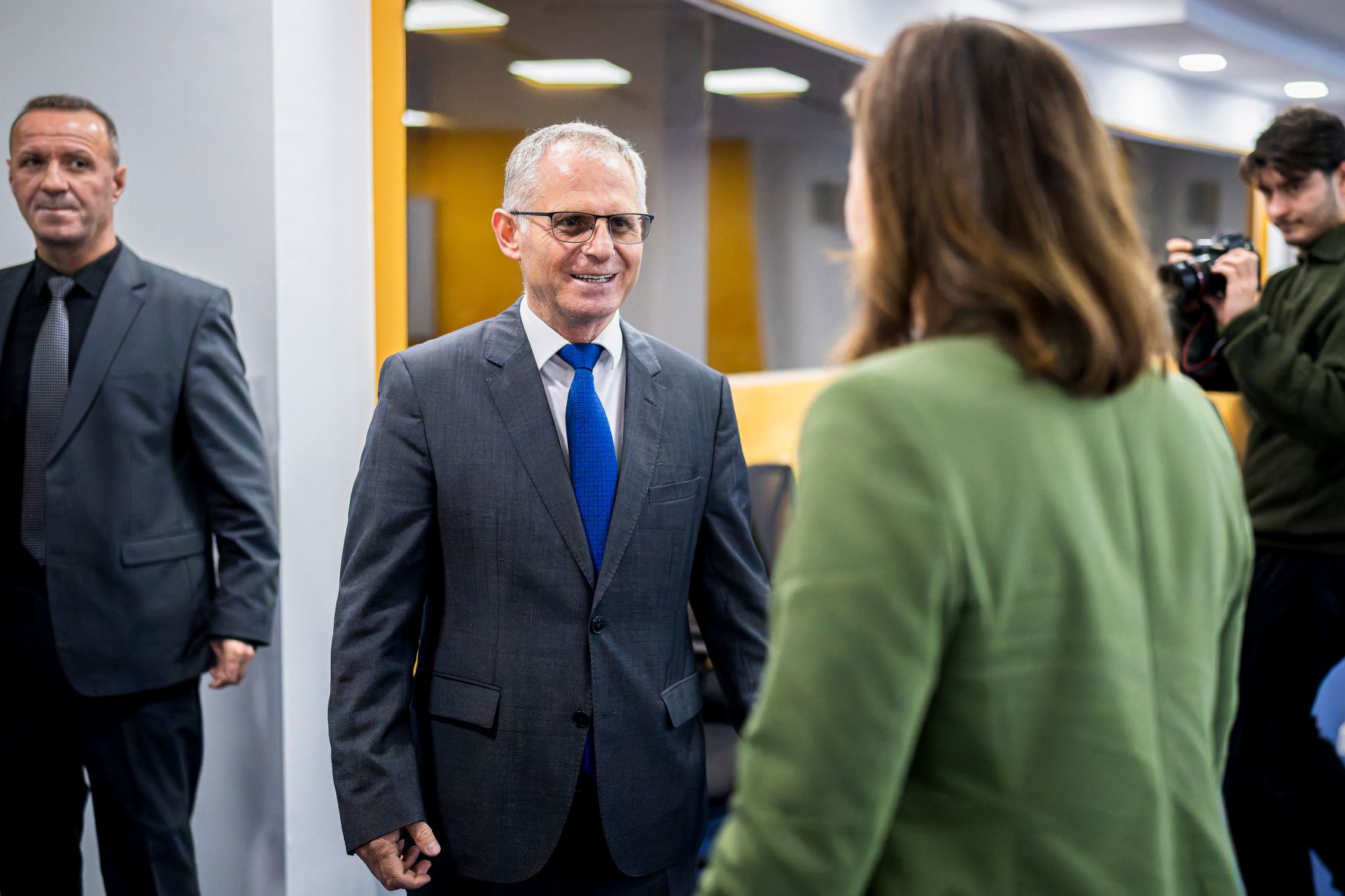 Am 6. Oktober 2025 setzte Bundesminister Claudia Plakolm (m.r.) ihre Westbalkantour fort. Im Bild bei einem Arbeitsgespr&auml;ch mit dem Stellvertretenden Ministerpr&auml;sident der Republik Kosovo Besnik Bislimi (m.l.) und Staatssekret&auml;rin Neva Gra&scaron;ič..