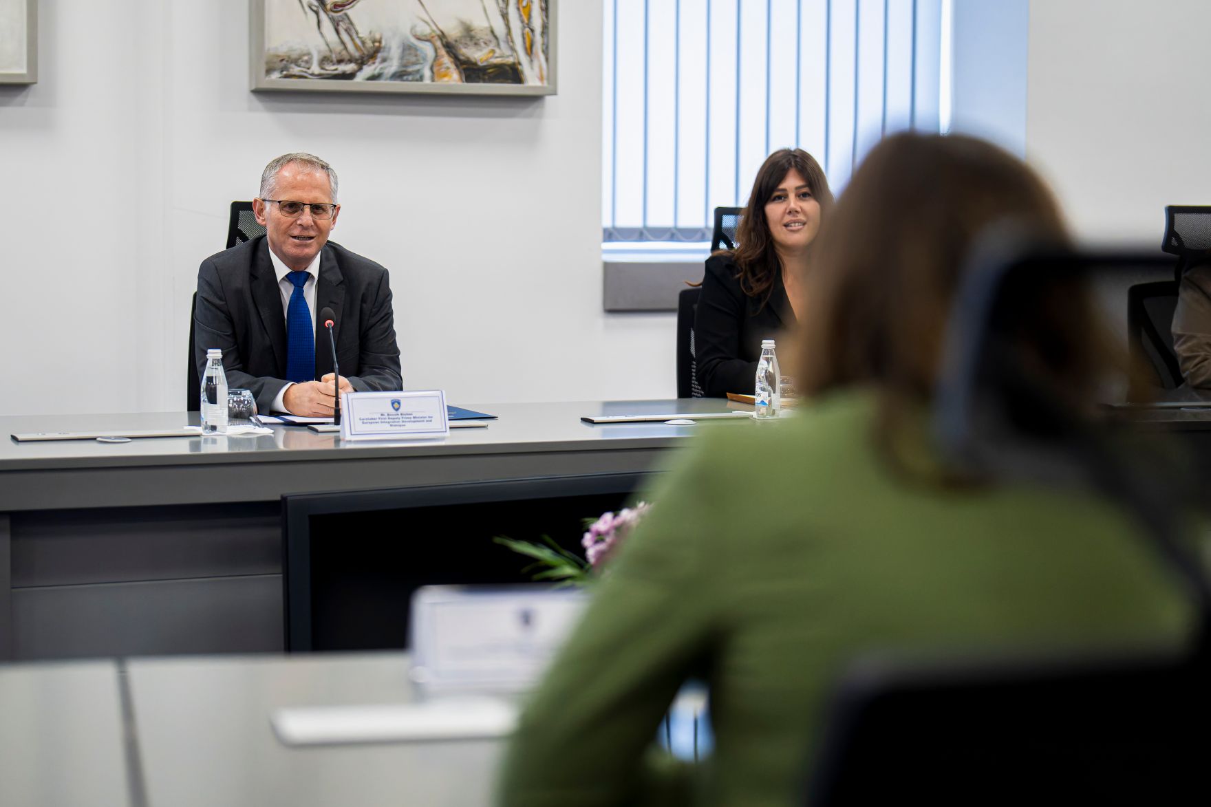 Am 6. Oktober 2025 setzte Bundesminister Claudia Plakolm (r.) ihre Westbalkantour fort. Im Bild bei einem Arbeitsgespr&auml;ch mit dem Stellvertretenden Ministerpr&auml;sident der Republik Kosovo Besnik Bislimi (l.) und Staatssekret&auml;rin Neva Gra&scaron;ič.