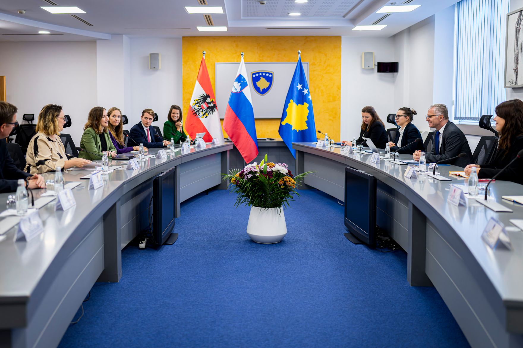 Am 6. Oktober 2025 setzte Bundesminister Claudia Plakolm (3.v.l.) ihre Westbalkantour fort. Im Bild bei einem Arbeitsgespr&auml;ch mit dem Stellvertretenden Ministerpr&auml;sident der Republik Kosovo Besnik Bislimi (2.v.r.) und Staatssekret&auml;rin Neva Gra&scaron;ič (2.v.l.).