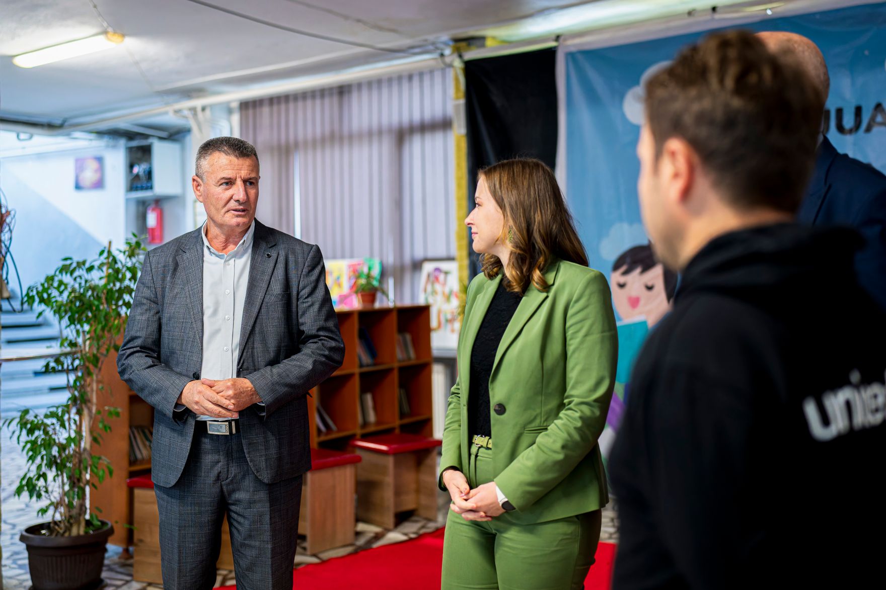 Am 6. Oktober 2025 setzte Bundesminister Claudia Plakolm (m.) ihre Westbalkantour fort. Im Bild beim Besuch des ADA-Projekts an der V&euml;llez&euml;rit-Frash&euml;ri-Schule in Lipjan.