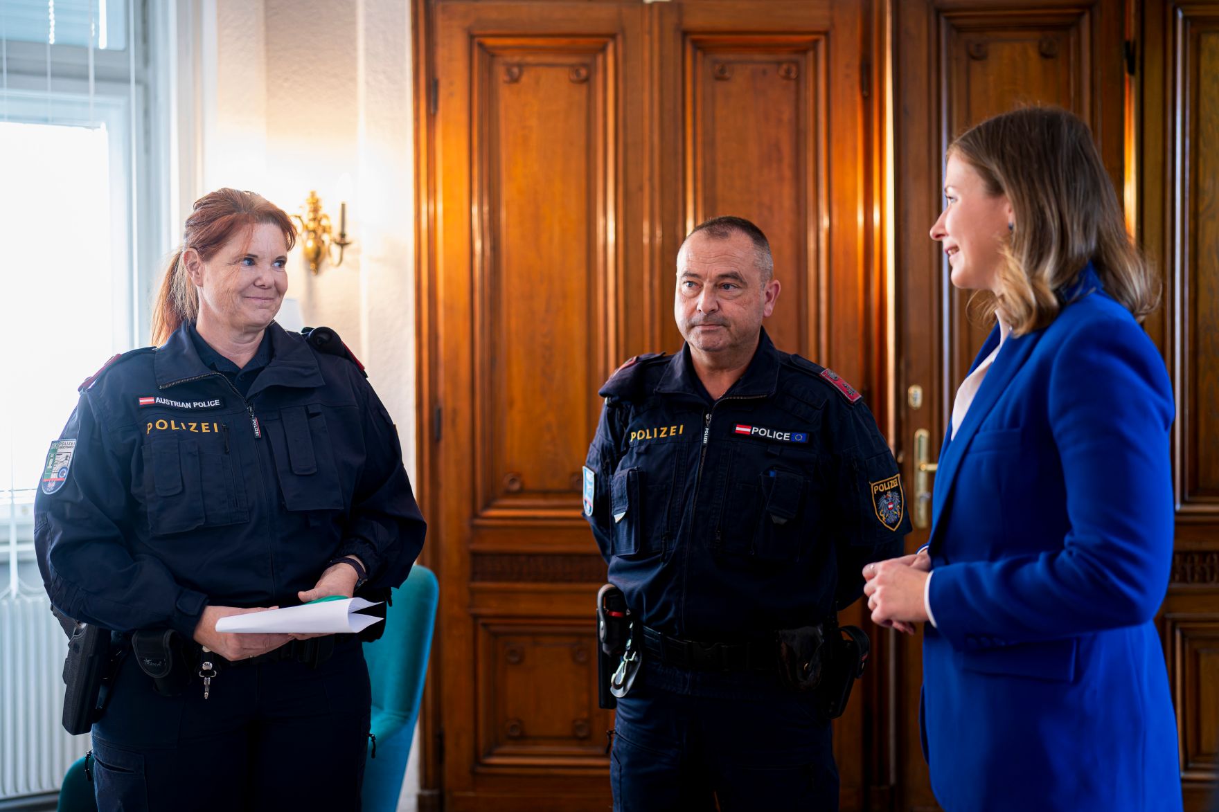 Am 8. Oktober 2025 setzte Bundesminister Claudia Plakolm (r.) ihre Westbalkantour fort. Im Bild bei einem Treffen mit Beamten der Grenzpolizei in Belgrad.