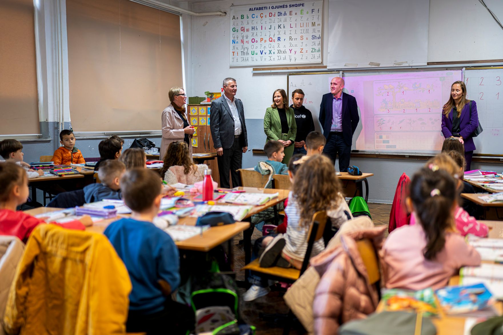 Am 6. Oktober 2025 setzte Bundesminister Claudia Plakolm ihre Westbalkantour fort. Im Bild beim Besuch des ADA-Projekts an der V&euml;llez&euml;rit-Frash&euml;ri-Schule in Lipjan.