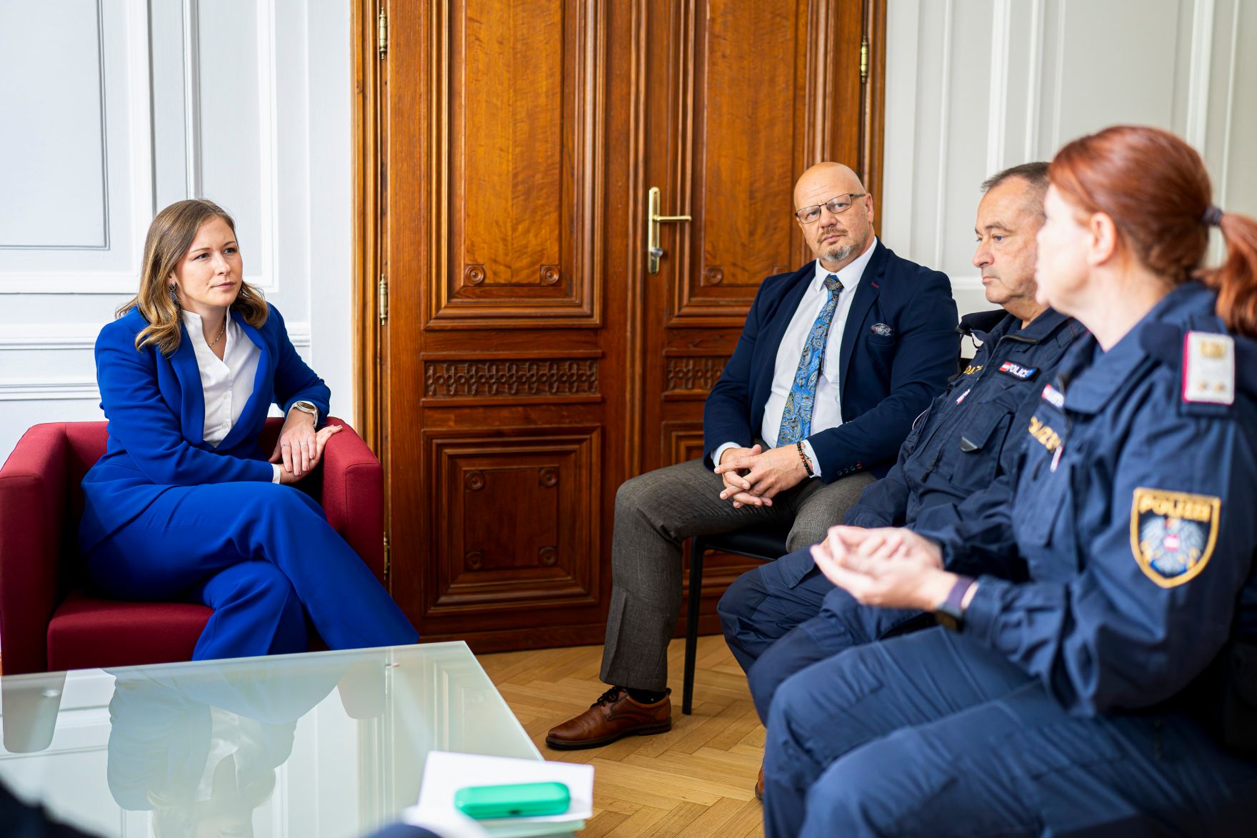 Am 8. Oktober 2025 setzte Bundesminister Claudia Plakolm (l.) ihre Westbalkantour fort. Im Bild bei einem Treffen mit Beamten der Grenzpolizei in Belgrad.