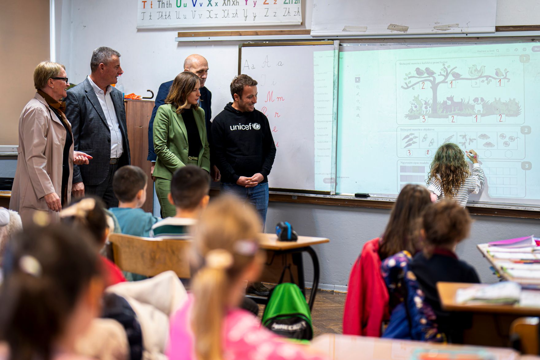 Am 6. Oktober 2025 setzte Bundesminister Claudia Plakolm ihre Westbalkantour fort. Im Bild beim Besuch des ADA-Projekts an der V&euml;llez&euml;rit-Frash&euml;ri-Schule in Lipjan.