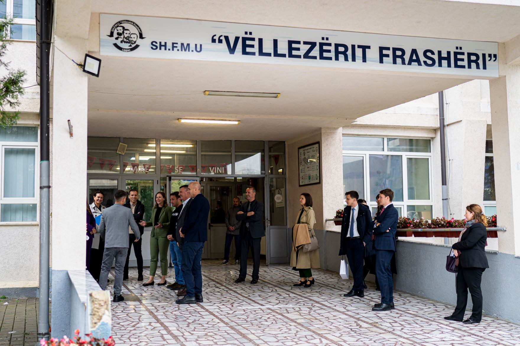Am 6. Oktober 2025 setzte Bundesminister Claudia Plakolm ihre Westbalkantour fort. Im Bild beim Besuch des ADA-Projekts an der V&euml;llez&euml;rit-Frash&euml;ri-Schule in Lipjan.
