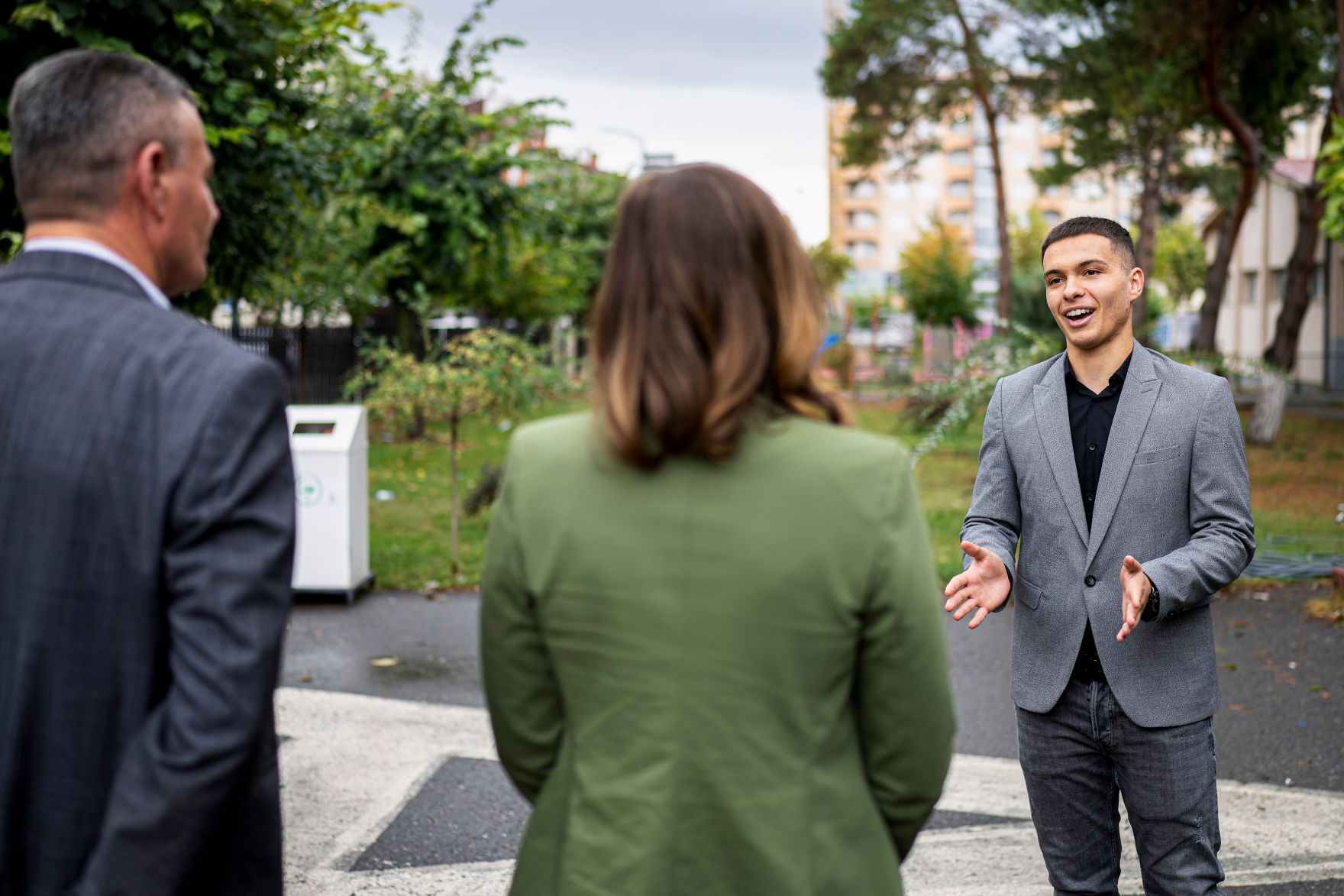 Am 6. Oktober 2025 setzte Bundesminister Claudia Plakolm (m.) ihre Westbalkantour fort. Im Bild beim Besuch des ADA-Projekts an der V&euml;llez&euml;rit-Frash&euml;ri-Schule in Lipjan.
