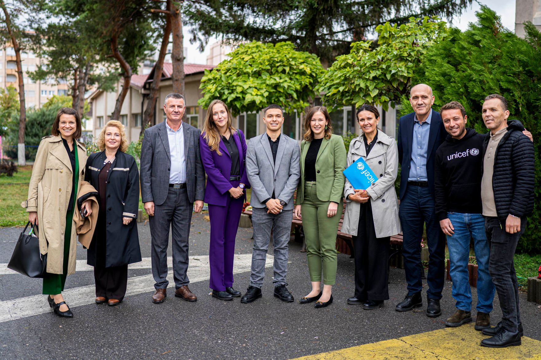 Am 6. Oktober 2025 setzte Bundesminister Claudia Plakolm (5.v.r.) ihre Westbalkantour fort. Im Bild beim Besuch des ADA-Projekts an der V&euml;llez&euml;rit-Frash&euml;ri-Schule in Lipjan.