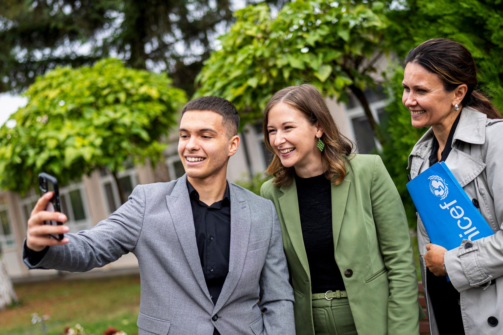 Am 6. Oktober 2025 setzte Bundesminister Claudia Plakolm (m.) ihre Westbalkantour fort. Im Bild beim Besuch des ADA-Projekts an der V&euml;llez&euml;rit-Frash&euml;ri-Schule in Lipjan.