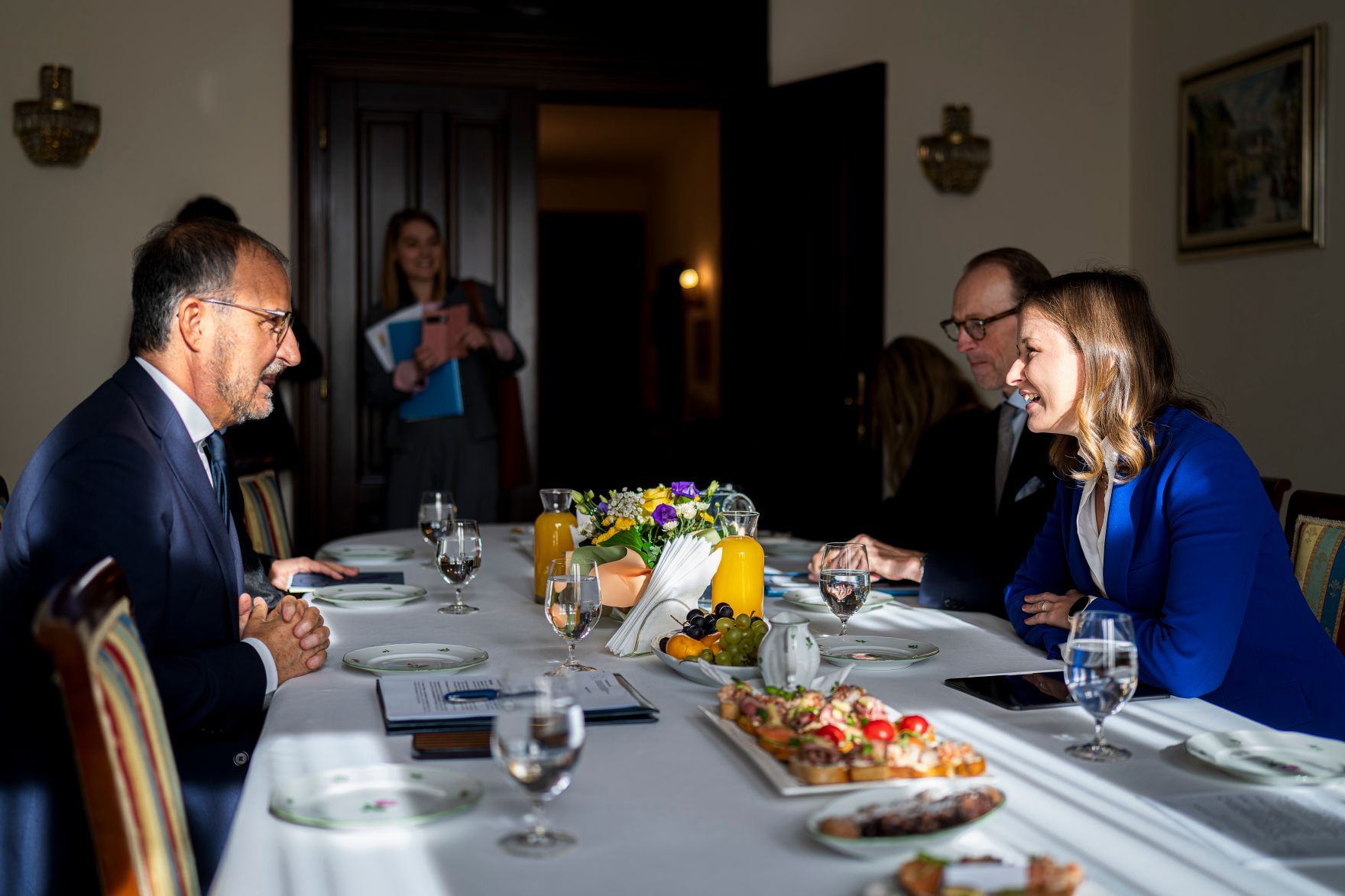 Am 9. Oktober 2025 setzte Bundesminister Claudia Plakolm (r.) ihre Westbalkantour fort. Im Bild bei einem Arbeitsgespr&auml;ch mit dem Botschafter der Europ&auml;ischen Union Luigi Soreca (l.).