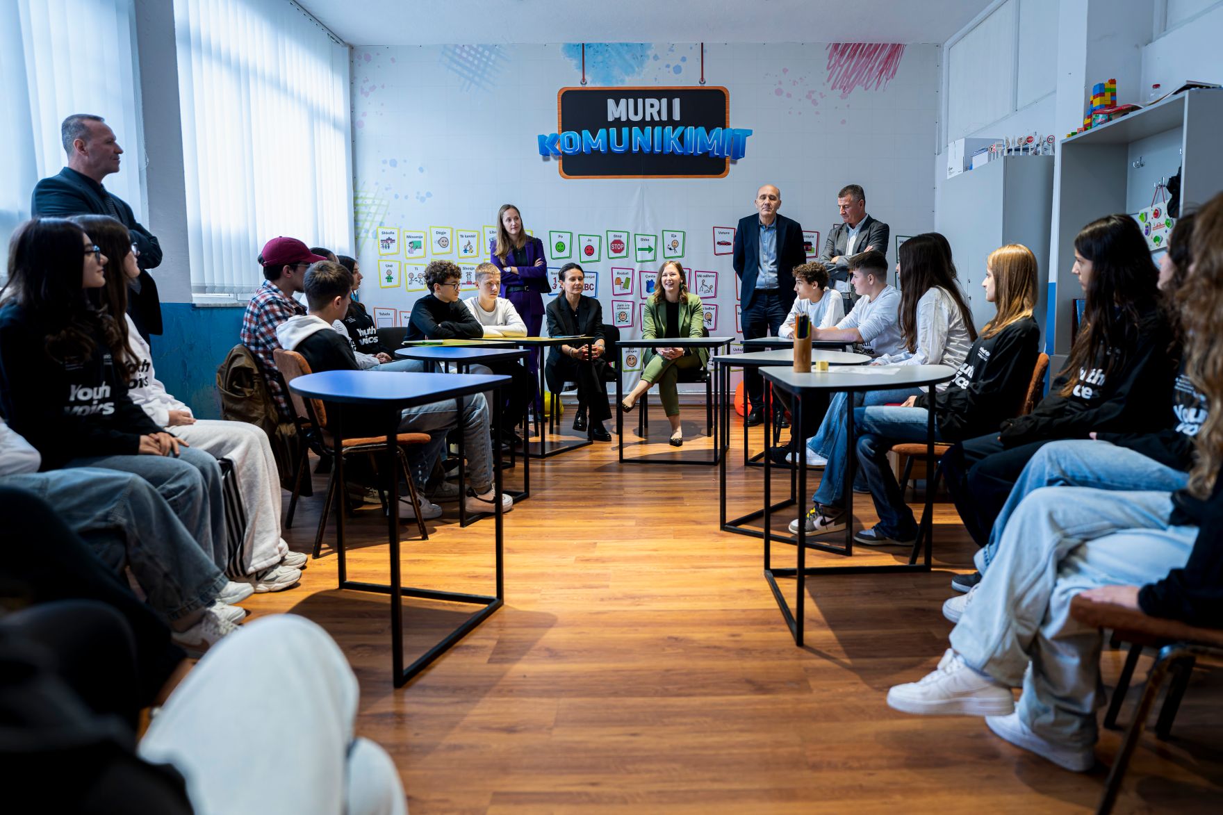 Am 6. Oktober 2025 setzte Bundesminister Claudia Plakolm ihre Westbalkantour fort. Im Bild beim Besuch des ADA-Projekts an der V&euml;llez&euml;rit-Frash&euml;ri-Schule in Lipjan.