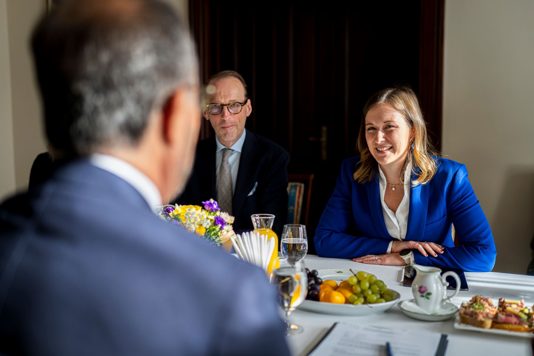 Am 9. Oktober 2025 setzte Bundesminister Claudia Plakolm (r.) ihre Westbalkantour fort. Im Bild bei einem Arbeitsgespr&auml;ch mit dem Botschafter der Europ&auml;ischen Union Luigi Soreca (l.).