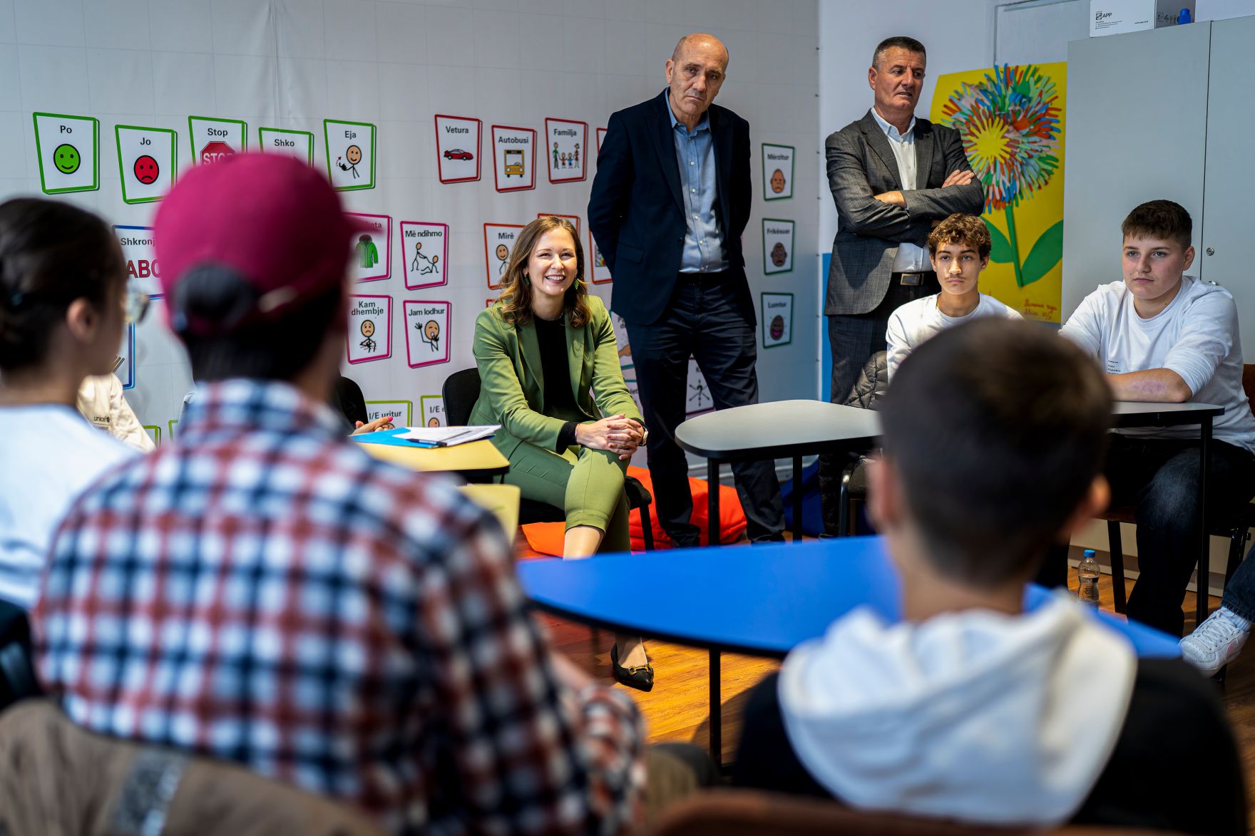 Am 6. Oktober 2025 setzte Bundesminister Claudia Plakolm (3.v.l.) ihre Westbalkantour fort. Im Bild beim Besuch des ADA-Projekts an der V&euml;llez&euml;rit-Frash&euml;ri-Schule in Lipjan.