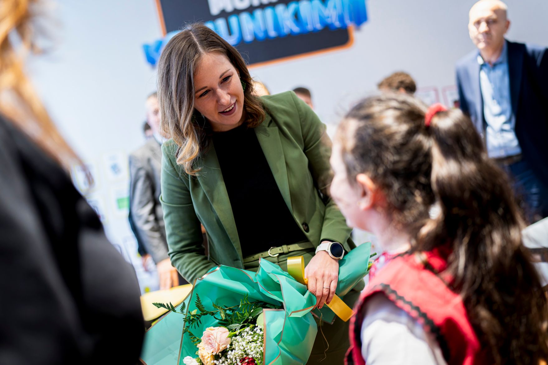 Am 6. Oktober 2025 setzte Bundesminister Claudia Plakolm (m.) ihre Westbalkantour fort. Im Bild beim Besuch des ADA-Projekts an der V&euml;llez&euml;rit-Frash&euml;ri-Schule in Lipjan.