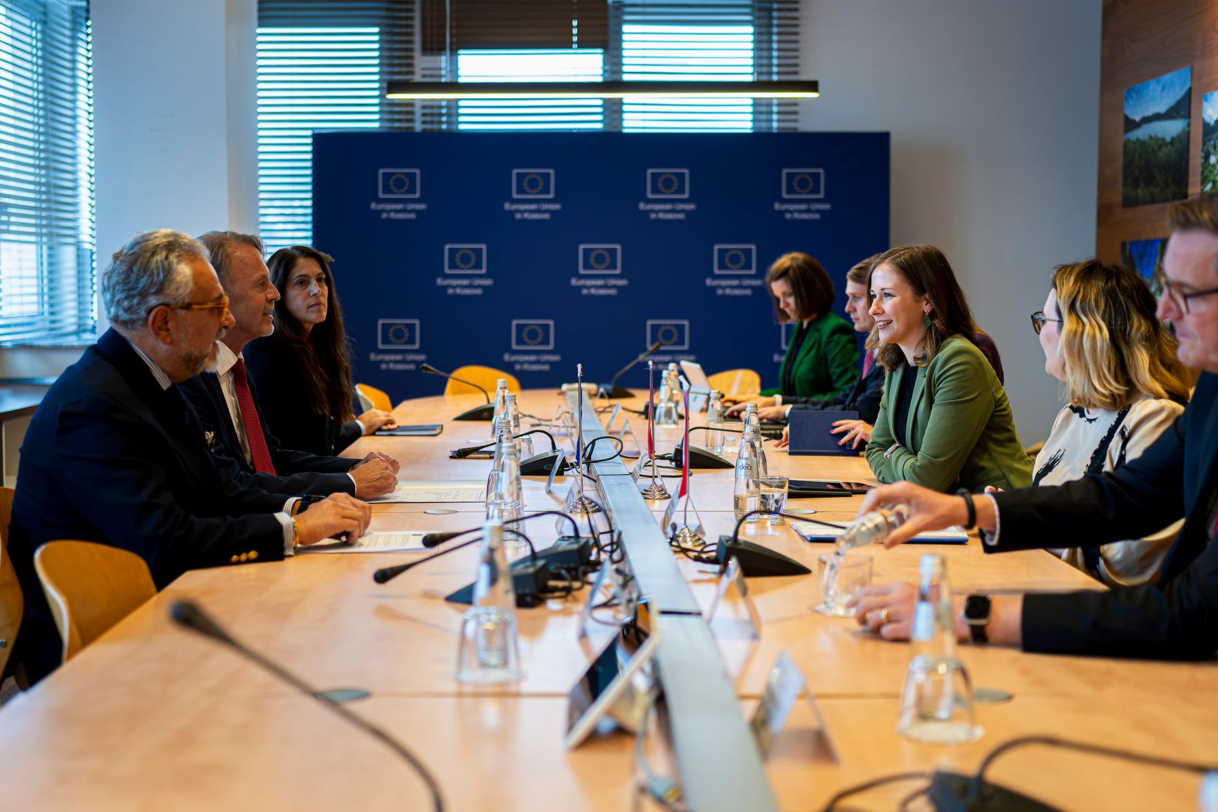 Am 6. Oktober 2025 setzte Bundesminister Claudia Plakolm (3.v.r.) ihre Westbalkantour fort. Im Bild bei einem Arbeitsgespr&auml;ch mit EULEX-Leiter Giovanni Pietro (l.), EU-B&uuml;roleiter Aivo Orav (2.v.l.) und Staatssekret&auml;rin Neva Gra&scaron;ič (2.v.r.).