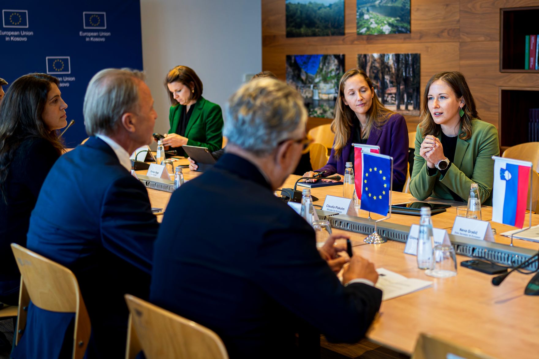 Am 6. Oktober 2025 setzte Bundesminister Claudia Plakolm (r.) ihre Westbalkantour fort. Im Bild bei einem Arbeitsgespr&auml;ch mit EULEX-Leiter Giovanni Pietro (4.v.l.), EU-B&uuml;roleiter Aivo Orav (2.v.l.) und Staatssekret&auml;rin Neva Gra&scaron;ič.