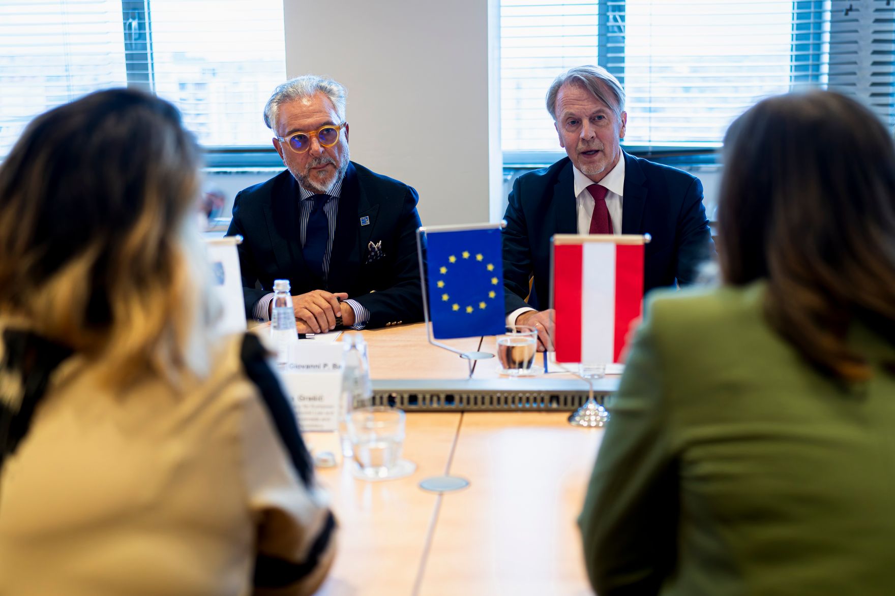 Am 6. Oktober 2025 setzte Bundesminister Claudia Plakolm (r.) ihre Westbalkantour fort. Im Bild bei einem Arbeitsgespr&auml;ch mit EULEX-Leiter Giovanni Pietro (m.l.), EU-B&uuml;roleiter Aivo Orav (m.r.) und Staatssekret&auml;rin Neva Gra&scaron;ič (l.).
