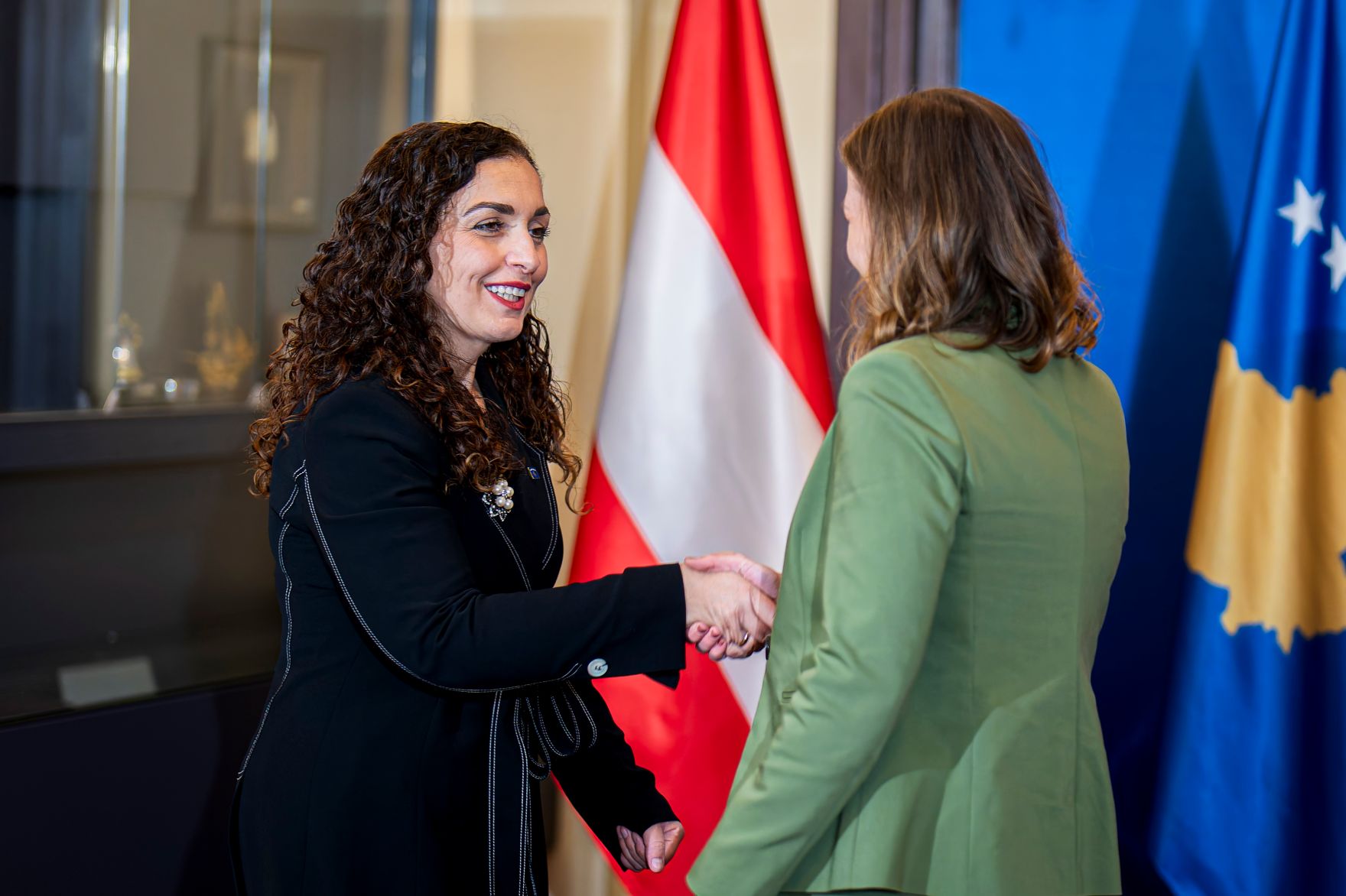 Am 6. Oktober 2025 setzte Bundesminister Claudia Plakolm (r.) ihre Westbalkantour fort. Im Bild bei einem Arbeitsgespr&auml;ch mit der Pr&auml;sidentin des Kosovo Vjosa Osmani (l.) und Staatssekret&auml;rin Neva Gra&scaron;ič.