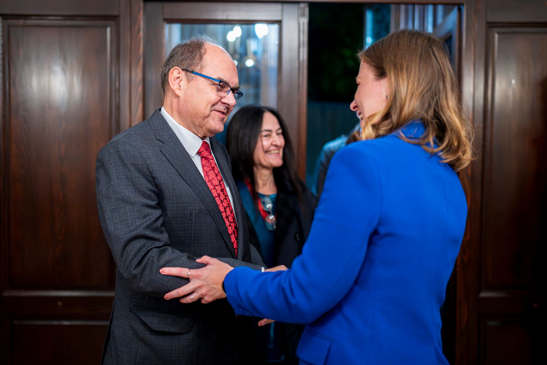 Am 9. Oktober 2025 setzte Bundesminister Claudia Plakolm (r.) ihre Westbalkantour fort. Im Bild bei einem Arbeitsgespr&auml;ch mit dem Hohen Repr&auml;sentanten f&uuml;r Bosnien und Herzegowina Christian Schmidt (l.).