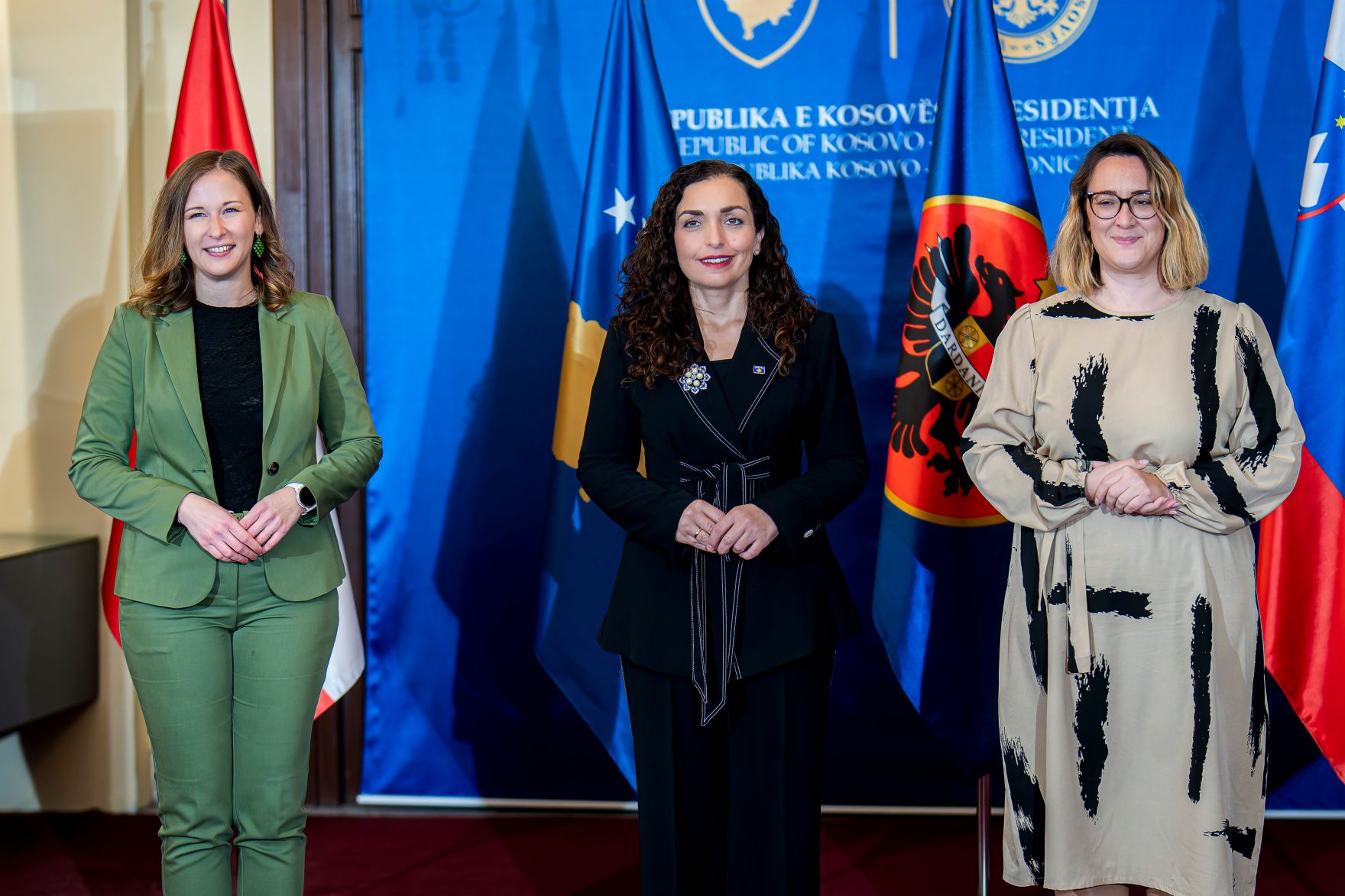Am 6. Oktober 2025 setzte Bundesminister Claudia Plakolm (l.) ihre Westbalkantour fort. Im Bild bei einem Arbeitsgespr&auml;ch mit der Pr&auml;sidentin des Kosovo Vjosa Osmani (m.) und Staatssekret&auml;rin Neva Gra&scaron;ič (r.).
