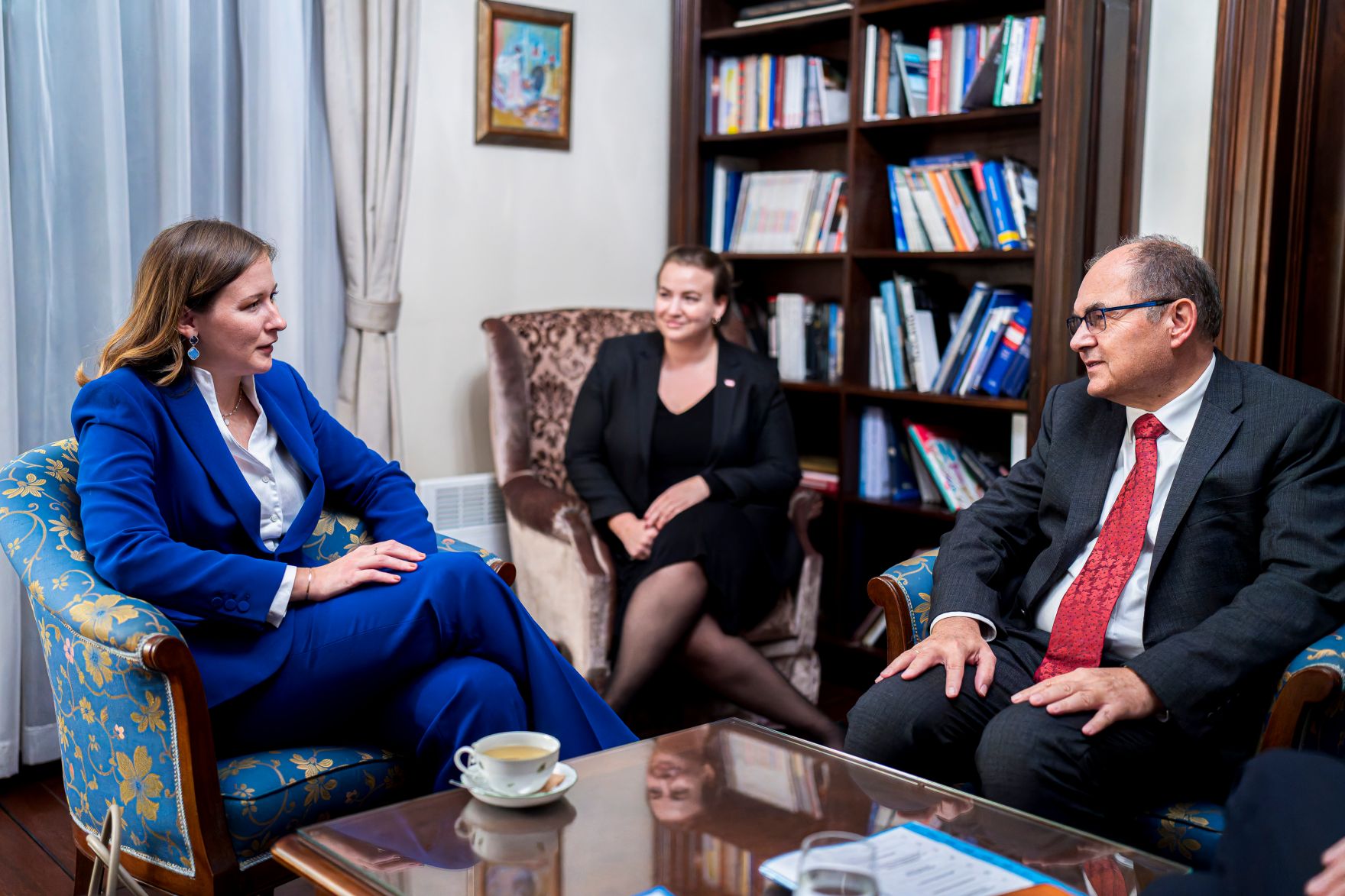 Am 9. Oktober 2025 setzte Bundesminister Claudia Plakolm (l.) ihre Westbalkantour fort. Im Bild bei einem Arbeitsgespr&auml;ch mit dem Hohen Repr&auml;sentanten f&uuml;r Bosnien und Herzegowina Christian Schmidt (r.).
