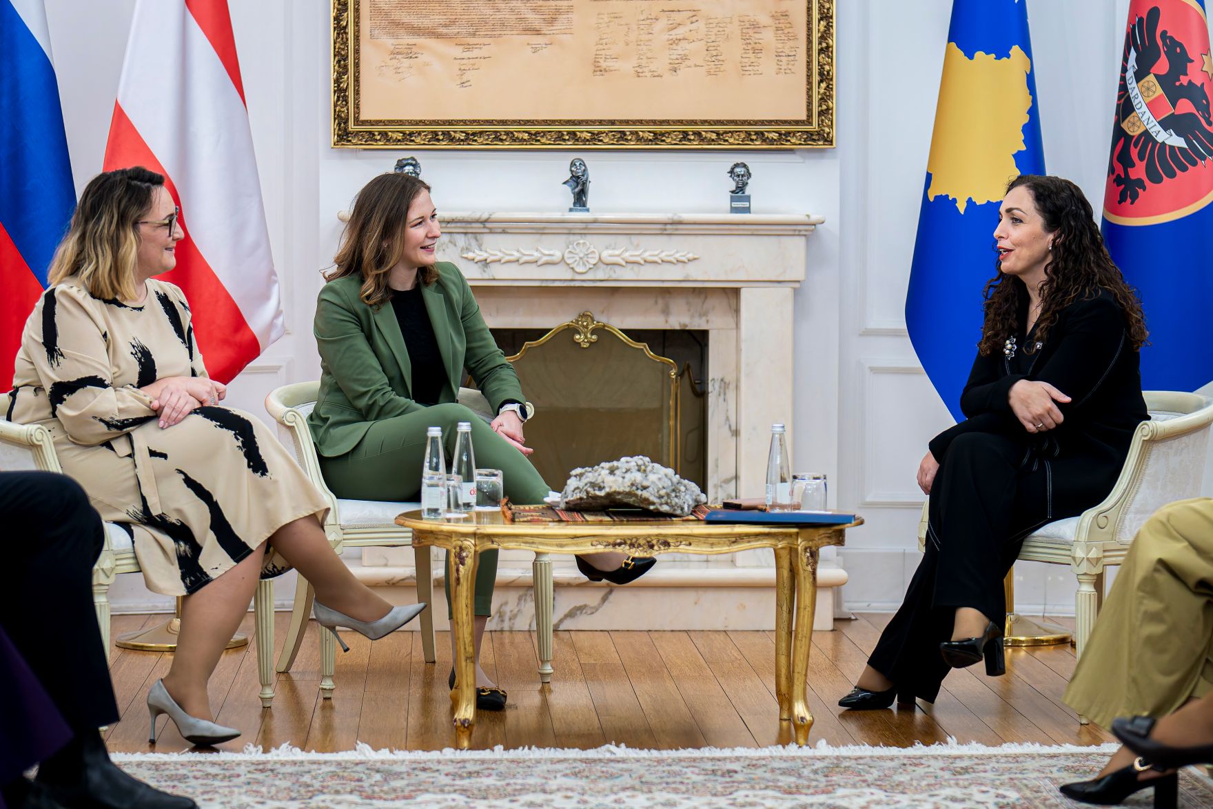 Am 6. Oktober 2025 setzte Bundesminister Claudia Plakolm (m.) ihre Westbalkantour fort. Im Bild bei einem Arbeitsgespr&auml;ch mit der Pr&auml;sidentin des Kosovo Vjosa Osmani (r.) und Staatssekret&auml;rin Neva Gra&scaron;ič (l.).