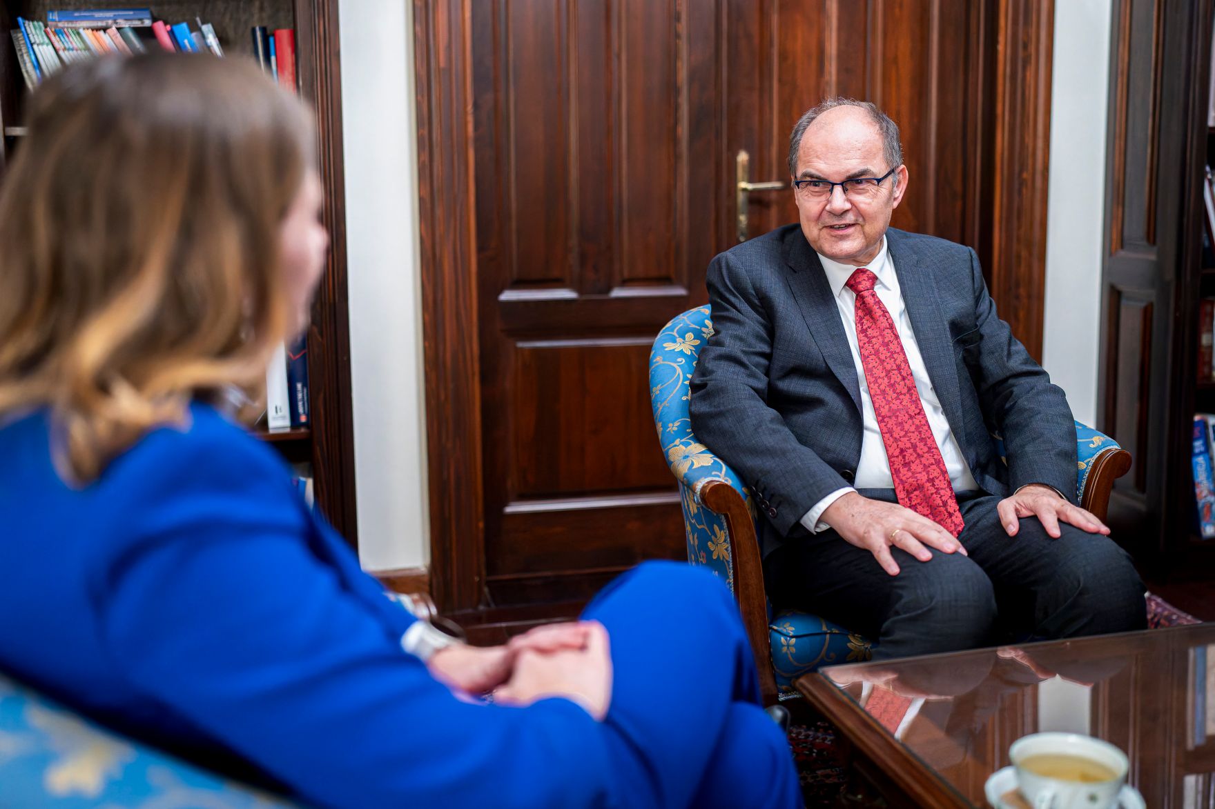 Am 9. Oktober 2025 setzte Bundesminister Claudia Plakolm (l.) ihre Westbalkantour fort. Im Bild bei einem Arbeitsgespr&auml;ch mit dem Hohen Repr&auml;sentanten f&uuml;r Bosnien und Herzegowina Christian Schmidt (r.).