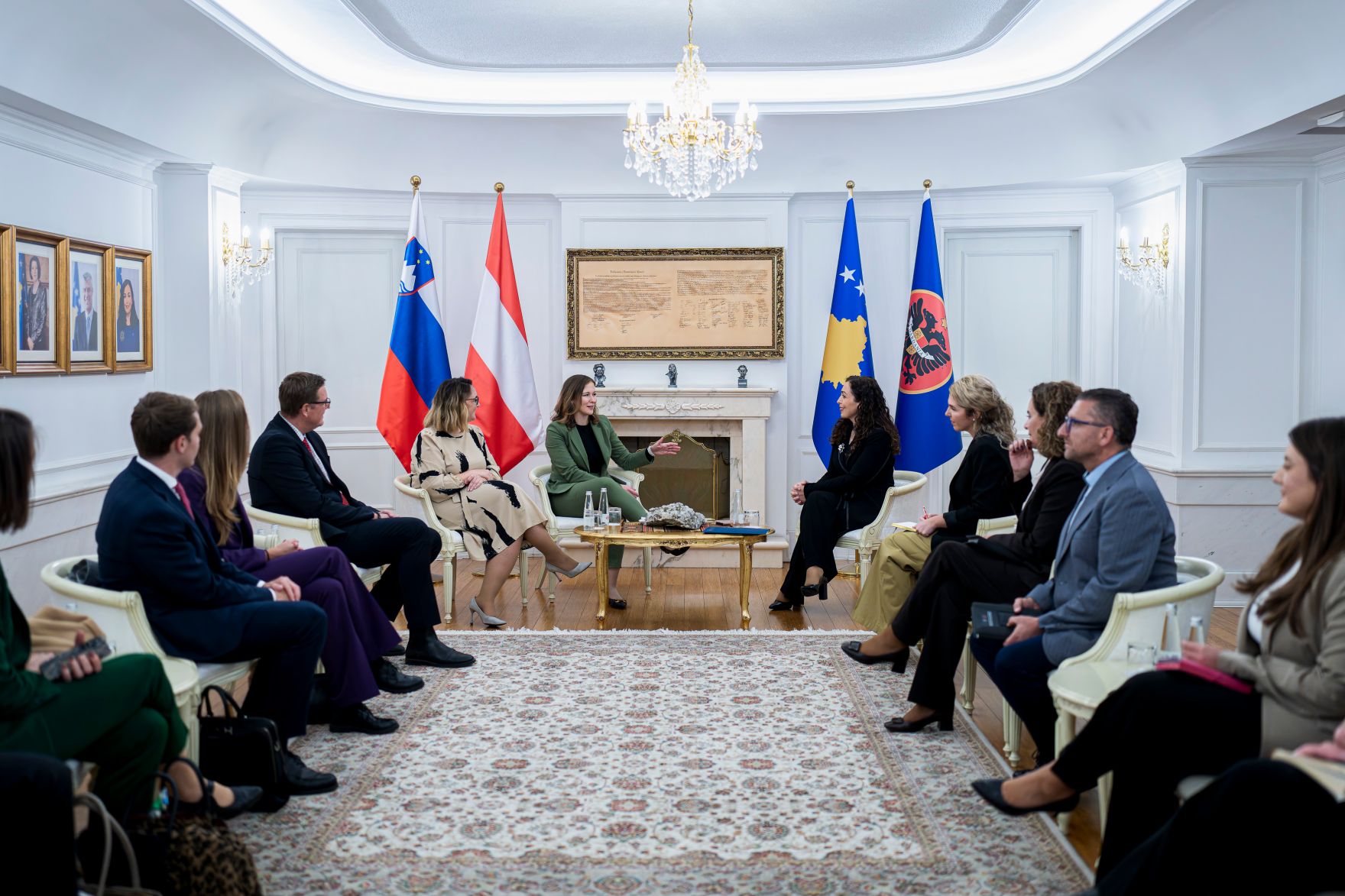 Am 6. Oktober 2025 setzte Bundesminister Claudia Plakolm (m.) ihre Westbalkantour fort. Im Bild bei einem Arbeitsgespr&auml;ch mit der Pr&auml;sidentin des Kosovo Vjosa Osmani (m.r.) und Staatssekret&auml;rin Neva Gra&scaron;ič (m.l.).