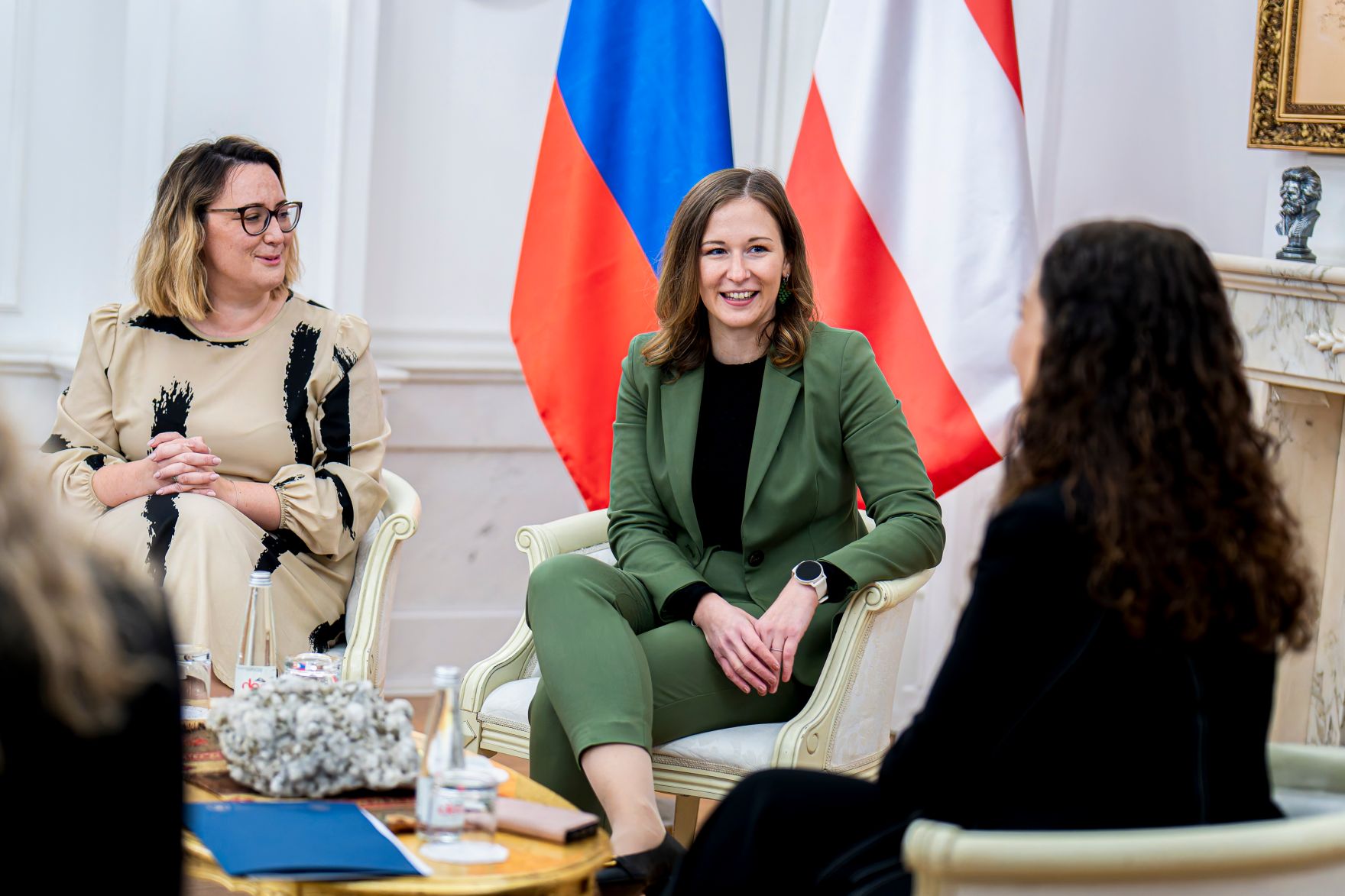 Am 6. Oktober 2025 setzte Bundesminister Claudia Plakolm (m.) ihre Westbalkantour fort. Im Bild bei einem Arbeitsgespr&auml;ch mit der Pr&auml;sidentin des Kosovo Vjosa Osmani (r.) und Staatssekret&auml;rin Neva Gra&scaron;ič (l.).