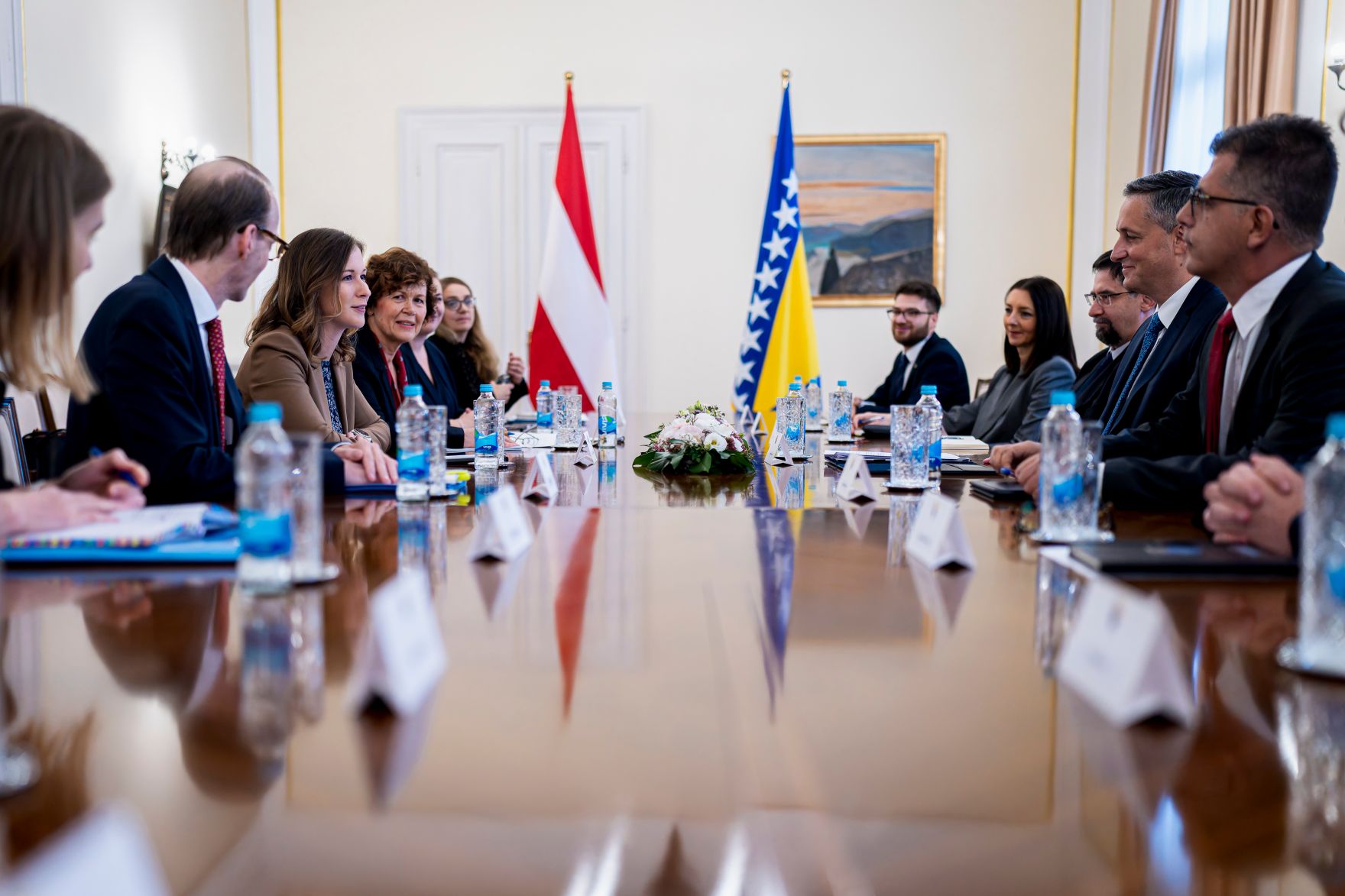 Am 10. Oktober 2025 setzte Bundesminister Claudia Plakolm (3.v.l.) ihre Westbalkantour fort. Im Bild bei einem Arbeitsgespr&auml;ch Mitgliedern des Staatspr&auml;sidiums von Bosnien und Herzegowina.