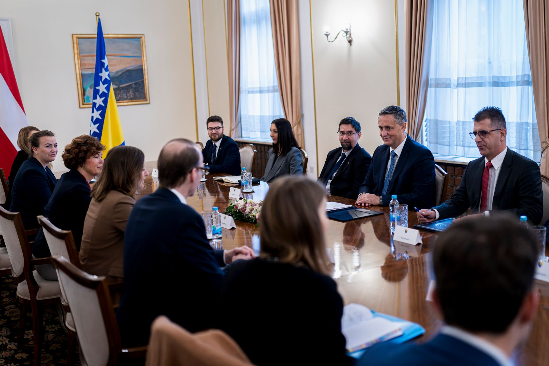 Am 10. Oktober 2025 setzte Bundesminister Claudia Plakolm (4.v.l.) ihre Westbalkantour fort. Im Bild bei einem Arbeitsgespr&auml;ch Mitgliedern des Staatspr&auml;sidiums von Bosnien und Herzegowina.