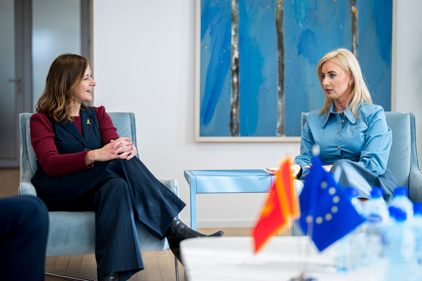 Am 7. Oktober 2025 setzte Bundesminister Claudia Plakolm (l.) ihre Westbalkantour fort. Im Bild bei einem Arbeitsgespr&auml;ch mit Europaministerin Maida Gorčević (r.).