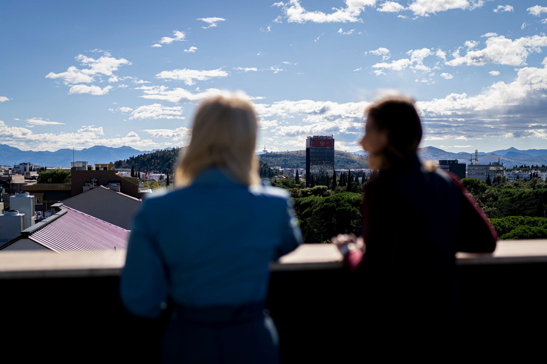 Am 7. Oktober 2025 setzte Bundesminister Claudia Plakolm (r.) ihre Westbalkantour fort. Im Bild bei einem Arbeitsgespr&auml;ch mit Europaministerin Maida Gorčević (l.).