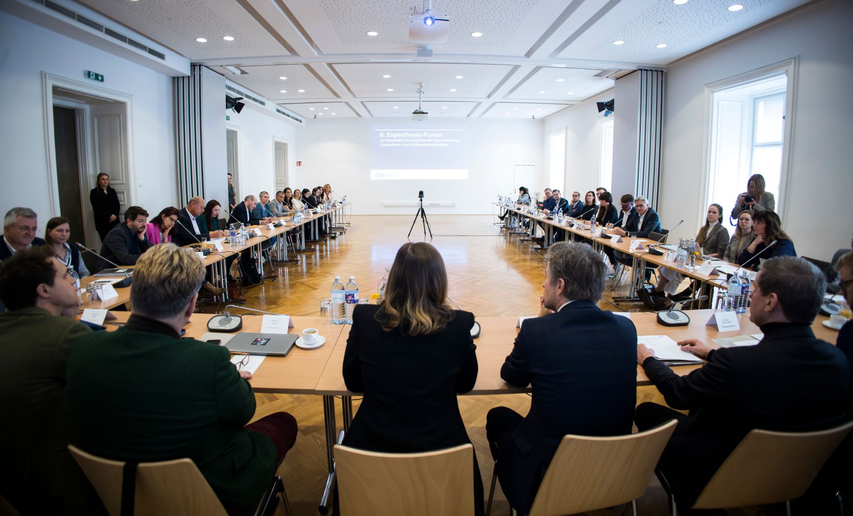 Am 15. Oktober 2025 nahm Bundesministerin Claudia Plakolm am 6. Expert/innen Forum des &Ouml;IF zur Integration von qualifizierten Zuwander/innen und Schl&uuml;sselarbeitskr&auml;ften im Haus der Ingenieure teil.