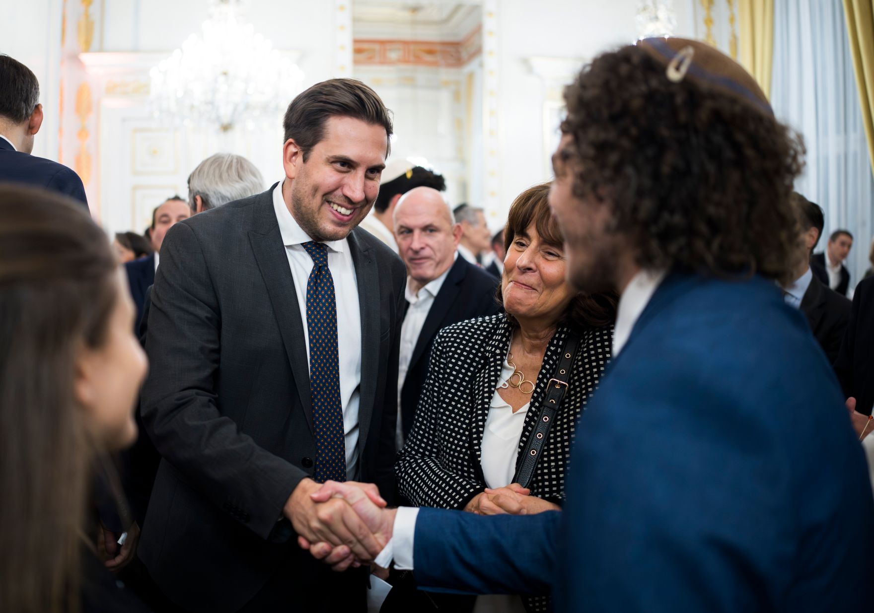 Am 22. Oktober 2025 gab Bundesministerin Claudia Plakolm gemeinsam mit Staatssekret&auml;r Alexander Pr&ouml;ll (l.) einen Abendempfang zum j&uuml;dischen Neujahrstag &quot;Rosch ha-Schana&quot; im Bundeskanzleramt.