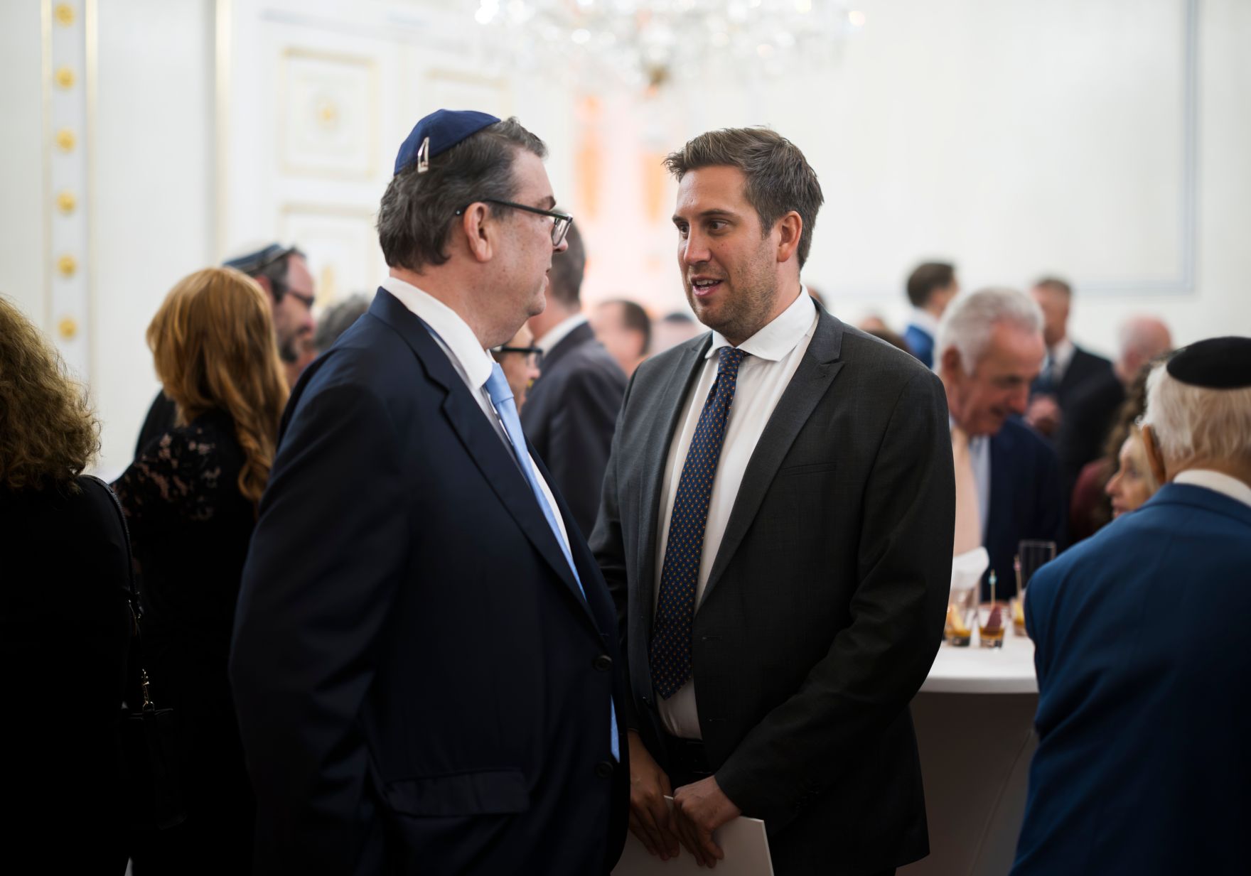 Am 22. Oktober 2025 gab Bundesministerin Claudia Plakolm gemeinsam mit Staatssekret&auml;r Alexander Pr&ouml;ll (im Bild) einen Abendempfang zum j&uuml;dischen Neujahrstag &quot;Rosch ha-Schana&quot; im Bundeskanzleramt. Im Bild mit Oskar Deutsch (l.) Pr&auml;sident der Israelitischen Kultusgemeinde.