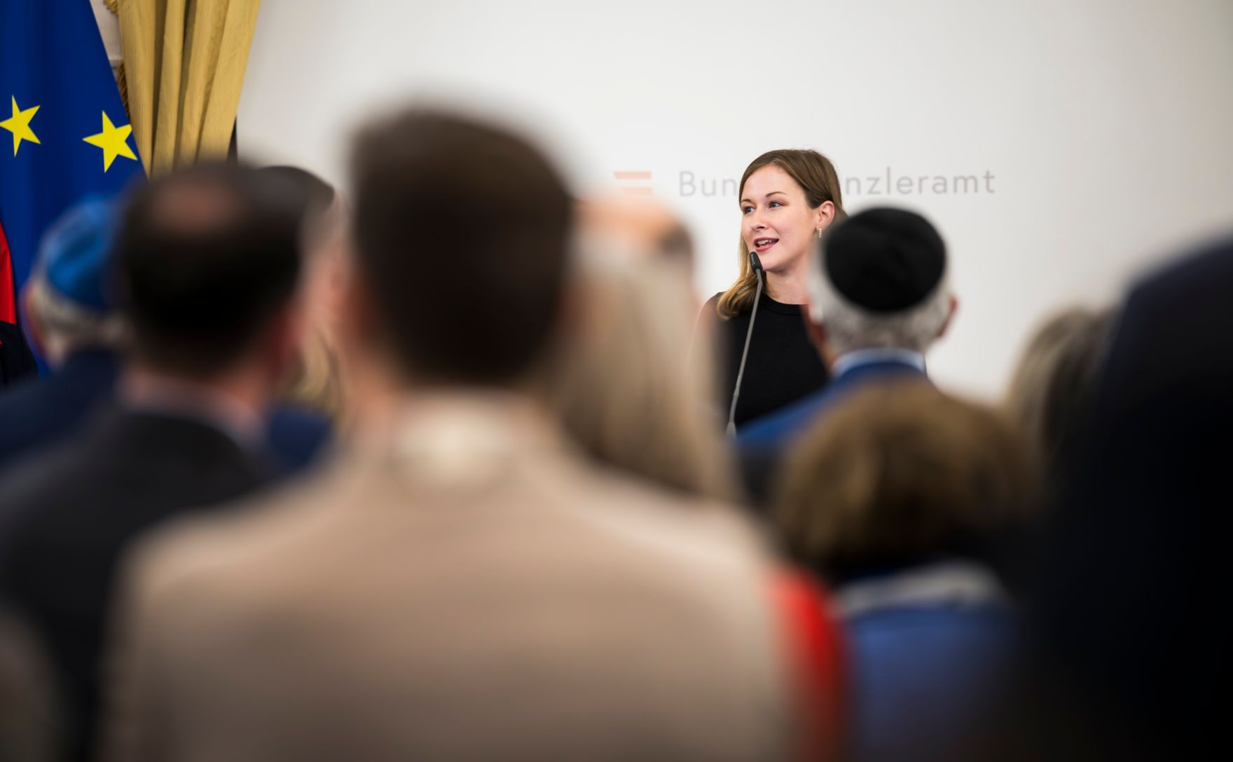 Am 22. Oktober 2025 gab Bundesministerin Claudia Plakolm (im Bild) gemeinsam mit Staatssekret&auml;r Alexander Pr&ouml;ll einen Abendempfang zum j&uuml;dischen Neujahrstag &quot;Rosch ha-Schana&quot; im Bundeskanzleramt.