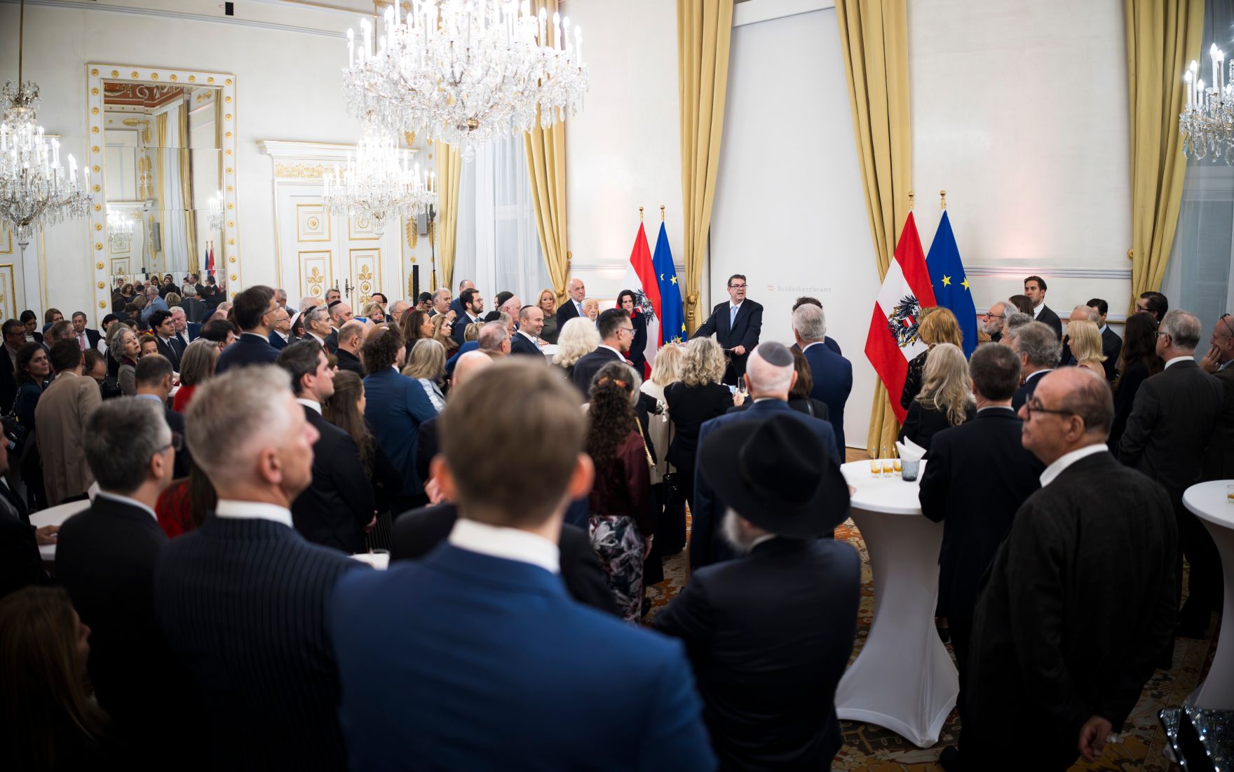 Am 22. Oktober 2025 gab Bundesministerin Claudia Plakolm gemeinsam mit Staatssekret&auml;r Alexander Pr&ouml;ll einen Abendempfang zum j&uuml;dischen Neujahrstag &quot;Rosch ha-Schana&quot; im Bundeskanzleramt. Im Bild mit Oskar Deutsch (m.r.) Pr&auml;sident der Israelitischen Kultusgemeinde.