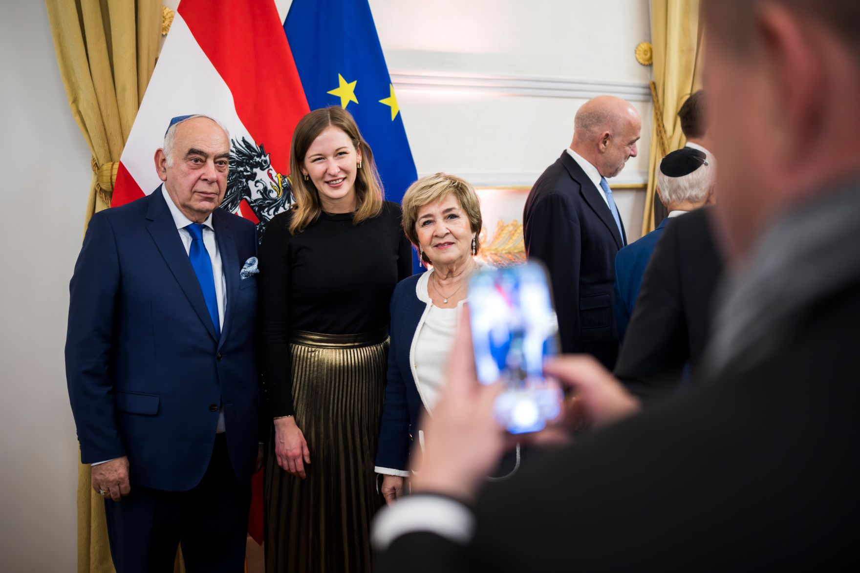 Am 22. Oktober 2025 gab Bundesministerin Claudia Plakolm (m.) gemeinsam mit Staatssekret&auml;r Alexander Pr&ouml;ll einen Abendempfang zum j&uuml;dischen Neujahrstag &quot;Rosch ha-Schana&quot; im Bundeskanzleramt.