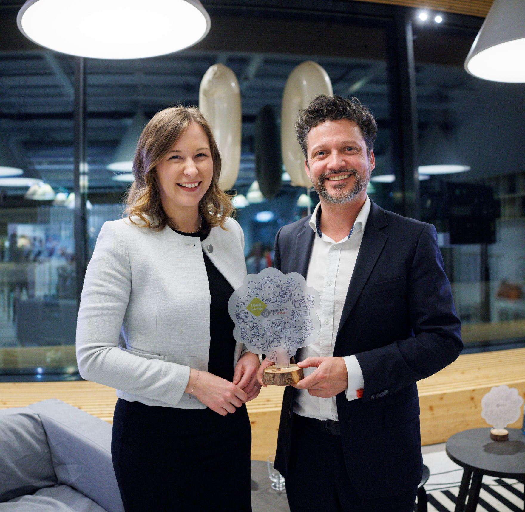 Am 4. November 2025 besuchte Bundesministerin Claudia Plakolm (l.) anl&auml;sslich eines doppelten Jubil&auml;ums &bdquo;10 Jahre Plattform f&uuml;r familienfreundliche Arbeitswelten&ldquo; und die Aufnahme des 1.000 Partnerunternehmens, den Partnertag im IKEA am Wiener Westbahnhof.