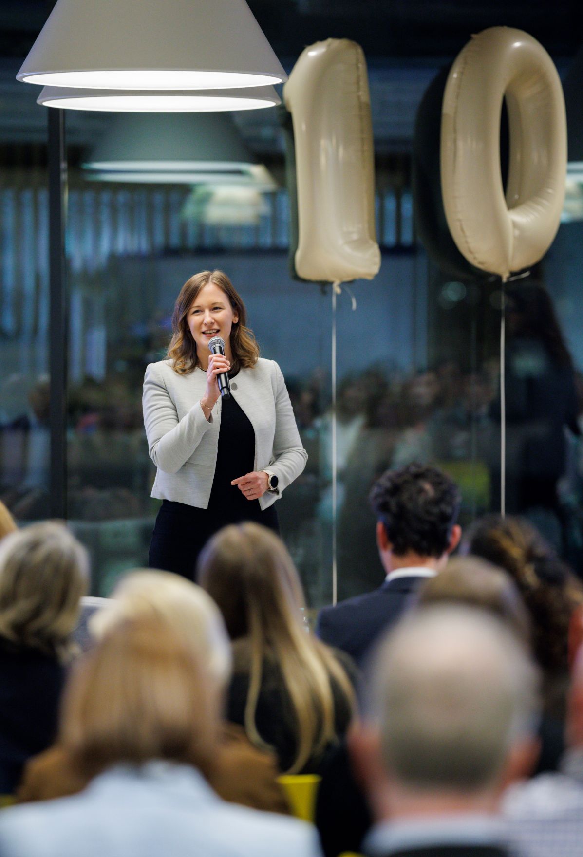 Am 4. November 2025 besuchte Bundesministerin Claudia Plakolm (im Bild) anl&auml;sslich eines doppelten Jubil&auml;ums &bdquo;10 Jahre Plattform f&uuml;r familienfreundliche Arbeitswelten&ldquo; und die Aufnahme des 1.000 Partnerunternehmens, den Partnertag im IKEA am Wiener Westbahnhof.