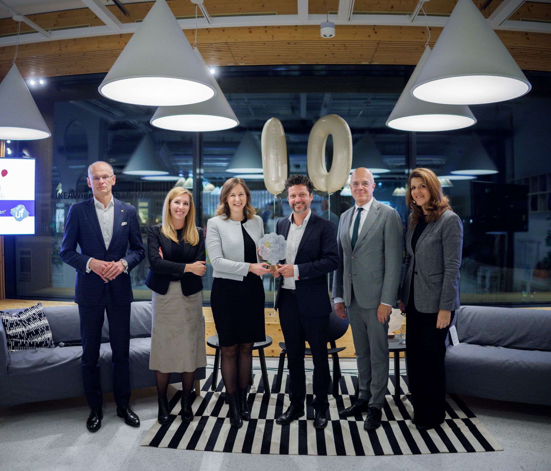 Am 4. November 2025 besuchte Bundesministerin Claudia Plakolm (2.v.l.) anl&auml;sslich eines doppelten Jubil&auml;ums &bdquo;10 Jahre Plattform f&uuml;r familienfreundliche Arbeitswelten&ldquo; und die Aufnahme des 1.000 Partnerunternehmens, den Partnertag im IKEA am Wiener Westbahnhof.