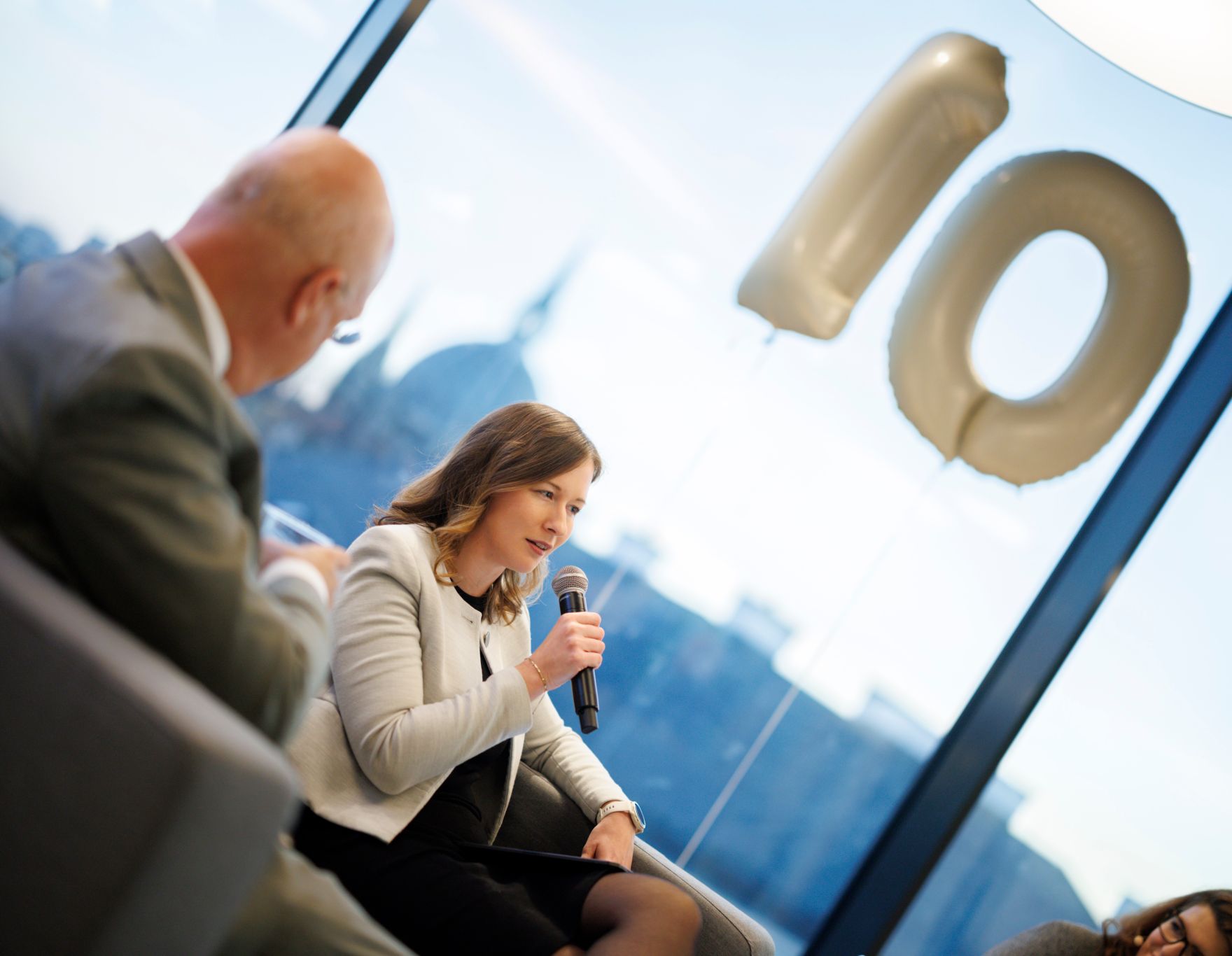 Am 4. November 2025 besuchte Bundesministerin Claudia Plakolm (m.) anl&auml;sslich eines doppelten Jubil&auml;ums &bdquo;10 Jahre Plattform f&uuml;r familienfreundliche Arbeitswelten&ldquo; und die Aufnahme des 1.000 Partnerunternehmens, den Partnertag im IKEA am Wiener Westbahnhof.