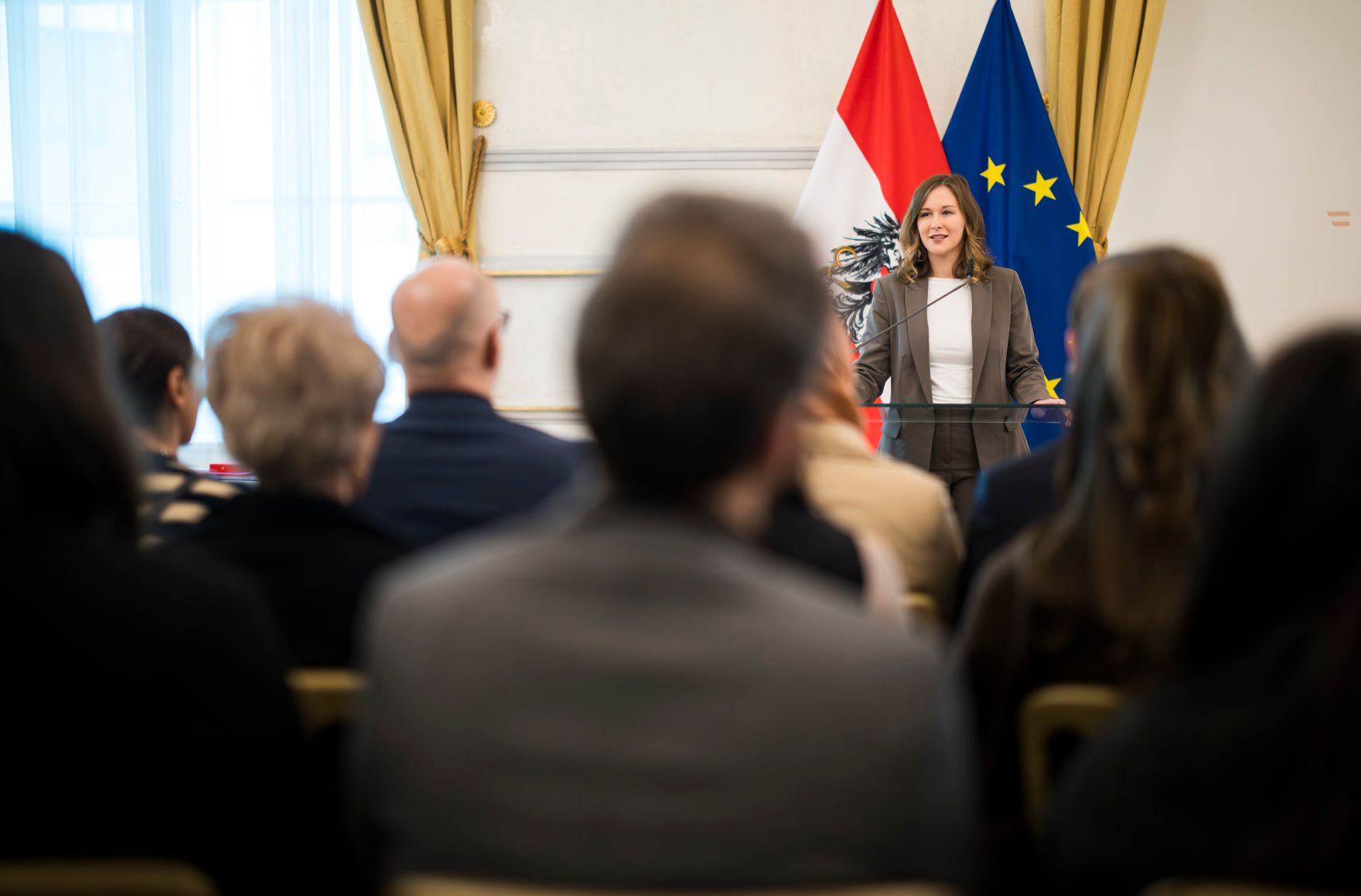 Am 5. November 2025 &uuml;berreichte Bundesministerin Claudia Plakolm (im Bild) Ehrenzeichen im Bundeskanzleramt.
