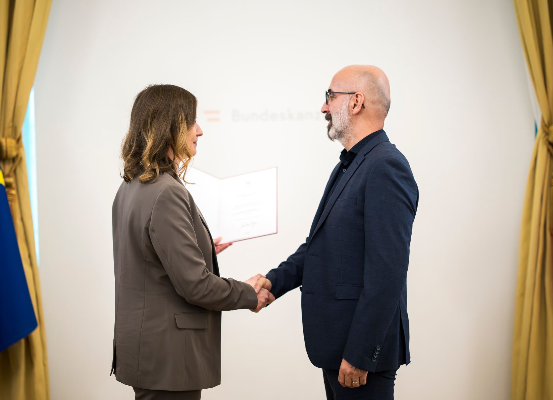 Am 5. November 2025 &uuml;berreichte Bundesministerin Claudia Plakolm (l.) Ehrenzeichen im Bundeskanzleramt.