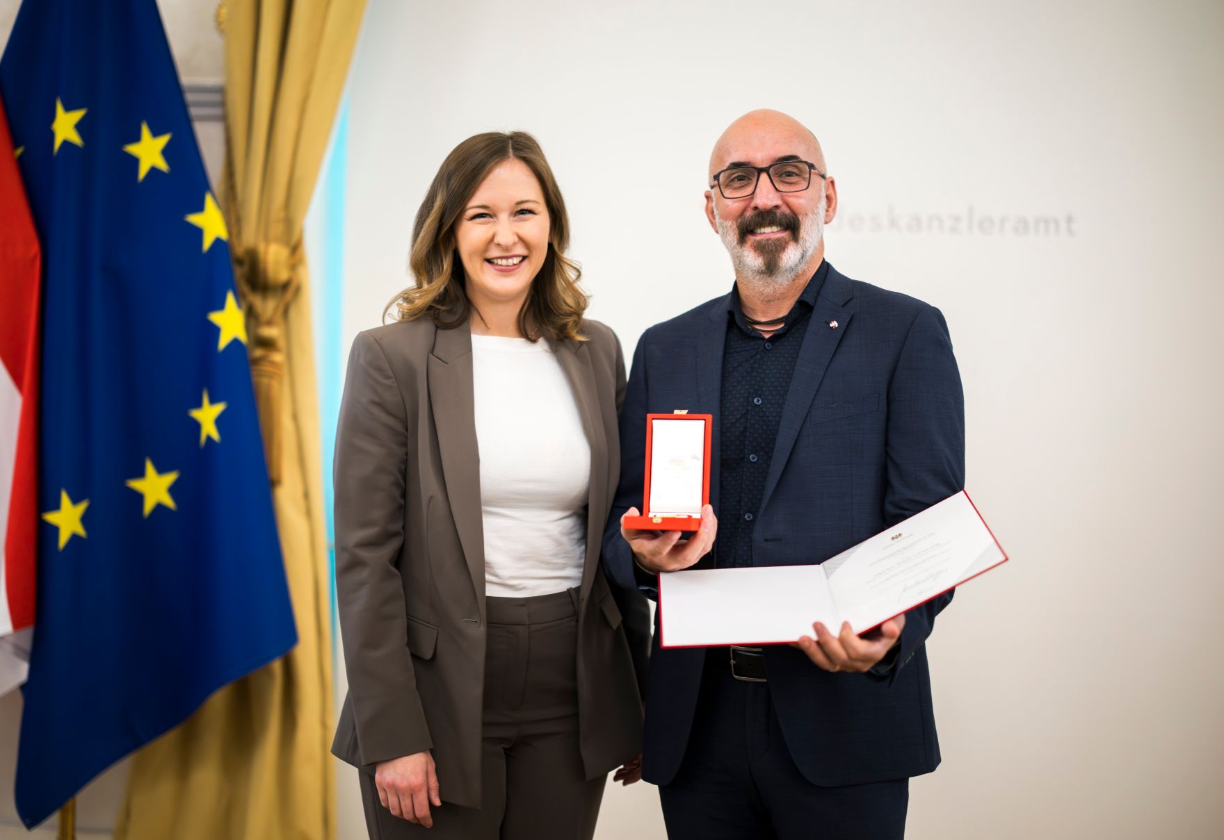 Am 5. November 2025 &uuml;berreichte Bundesministerin Claudia Plakolm (l.) Ehrenzeichen im Bundeskanzleramt.