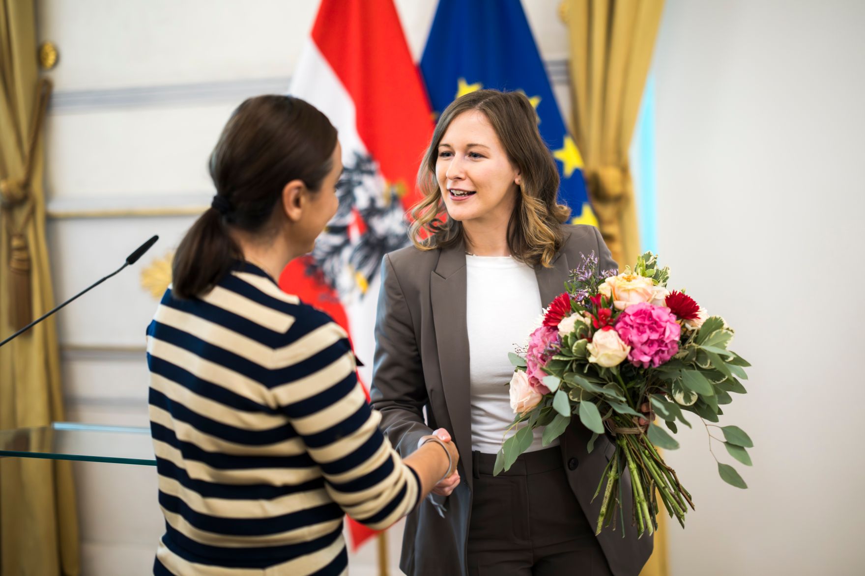 Am 5. November 2025 &uuml;berreichte Bundesministerin Claudia Plakolm (r.) Ehrenzeichen im Bundeskanzleramt.