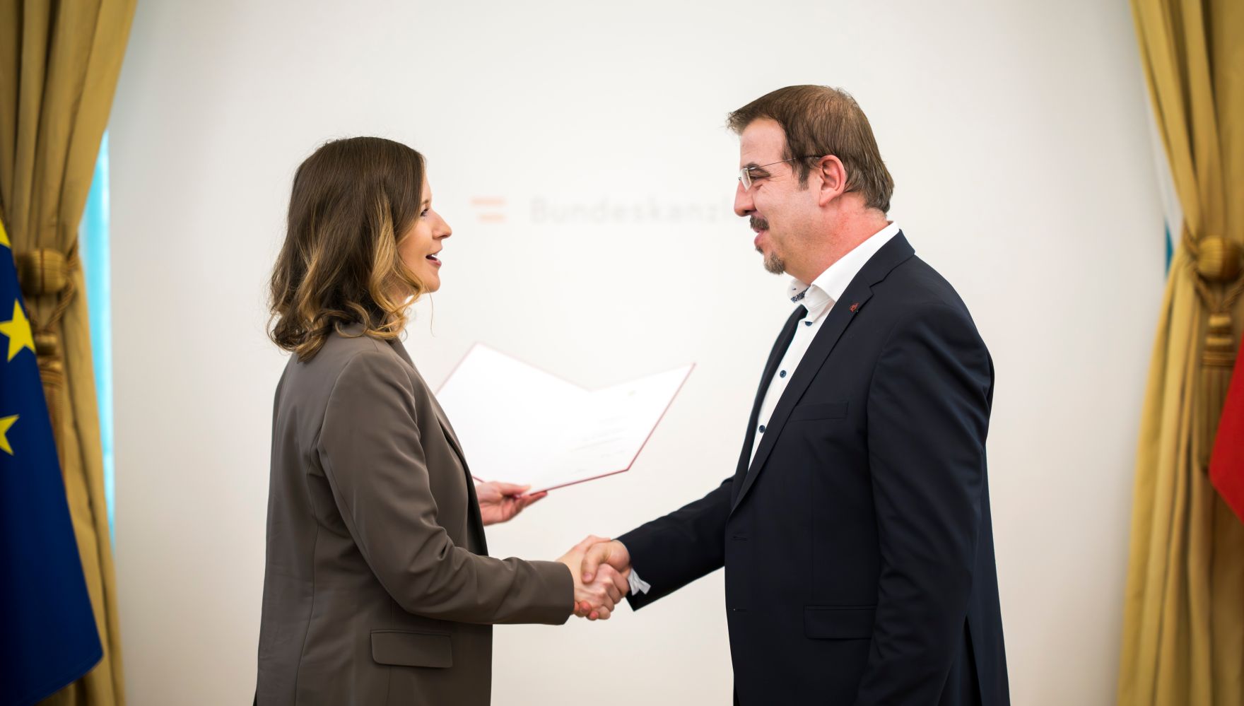 Am 5. November 2025 &uuml;berreichte Bundesministerin Claudia Plakolm (l.) Ehrenzeichen im Bundeskanzleramt.