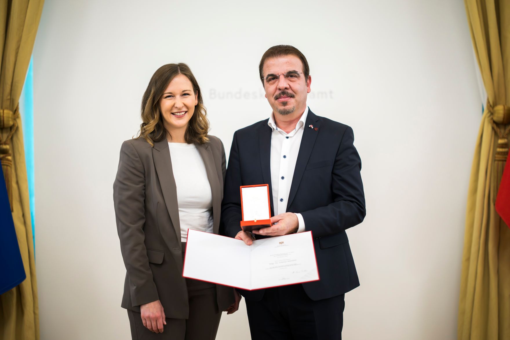 Am 5. November 2025 &uuml;berreichte Bundesministerin Claudia Plakolm (l.) Ehrenzeichen im Bundeskanzleramt.